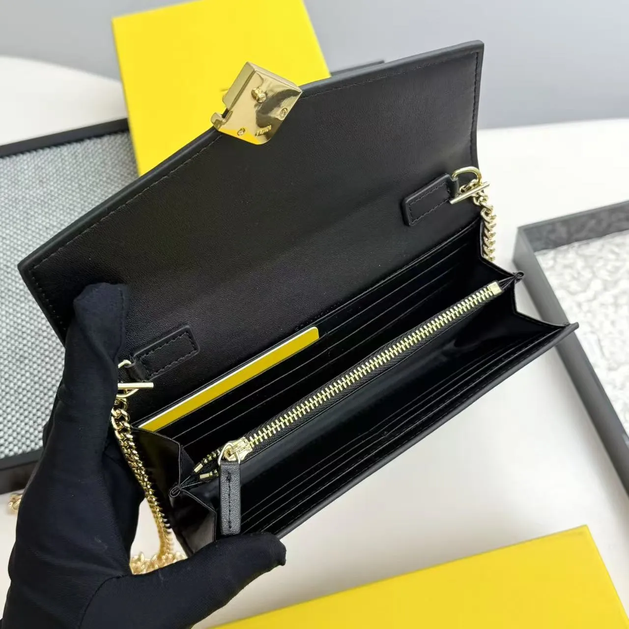FENDI Fendi FF Diamonds Series Gold Label Logo Presbyopia FF Embossed Calf Leather Shoulder Crossbody Wallet Women's Brown/Black/Black with Brown/Pink/Gray Model: 2601 Size 19*9*1💰90