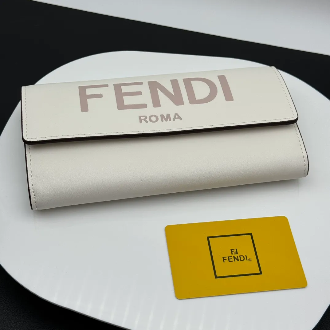 💰230 💎Upgraded from the original version💖 Fendi Roma long wallet. There are two bellows pockets, a zipper pocket, ten card slots and flat side pockets inside the bag. Model: F8MO0288 Size 19CMX9CMx2CM
