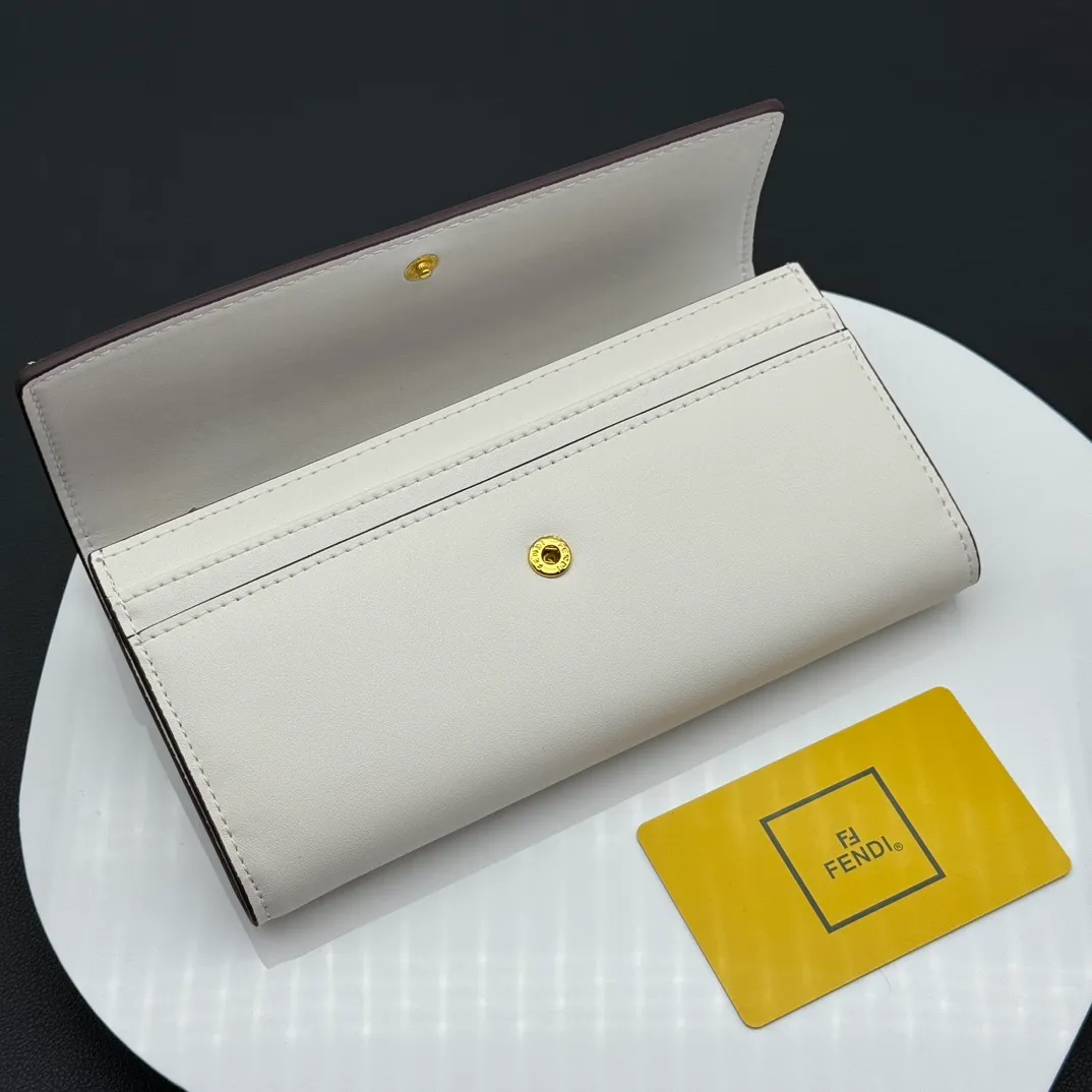 💰230 💎Upgraded from the original version💖 Fendi Roma long wallet. There are two bellows pockets, a zipper pocket, ten card slots and flat side pockets inside the bag. Model: F8MO0288 Size 19CMX9CMx2CM