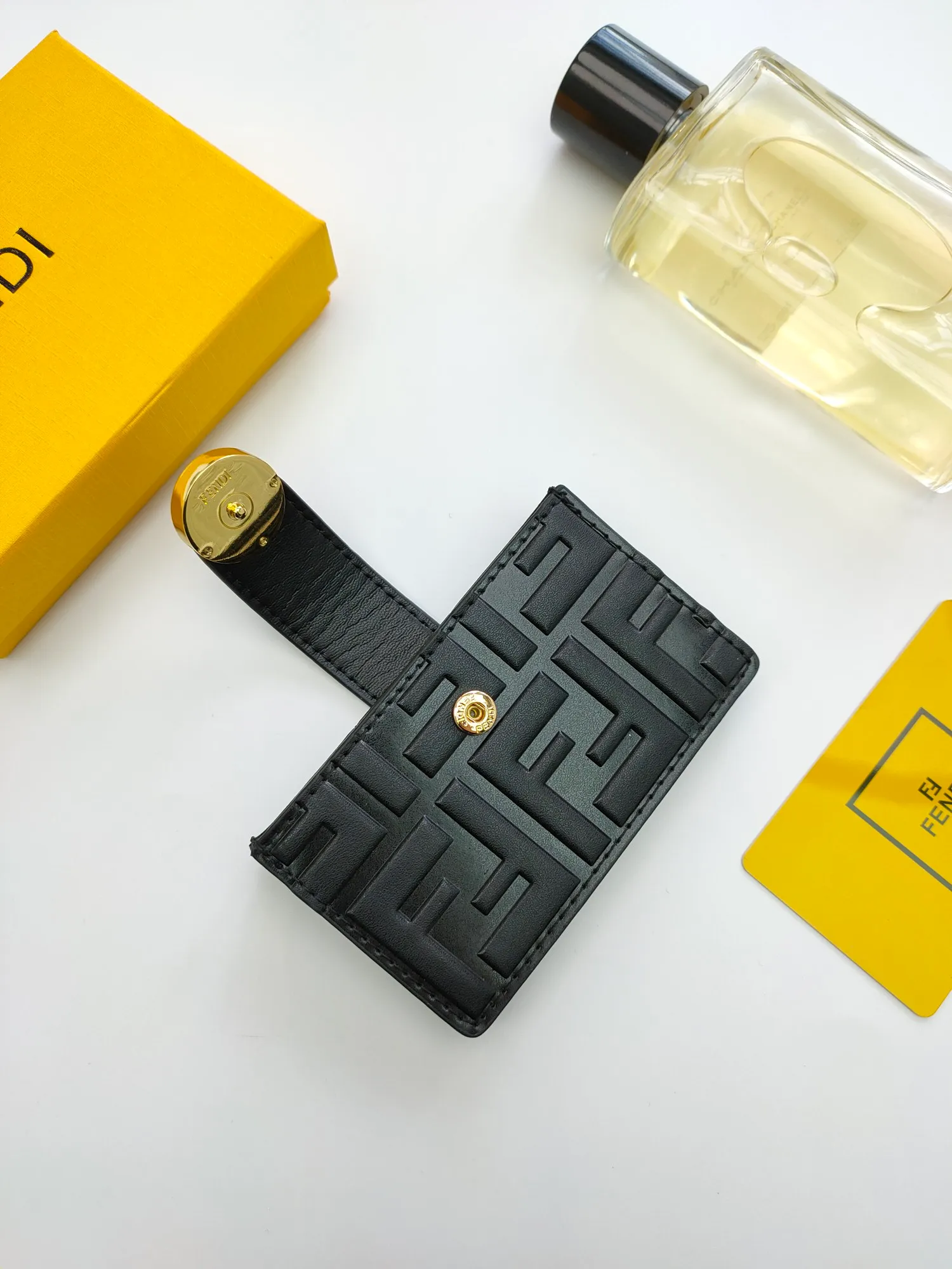 ￥130 🌹 Fendi "F is Fendi" flat card sleeve 😘 has a middle compartment and five card slots 😍 decorated with FF embossing and hand-painted patterns. Style number: 0021# Size: 10.5*6*2.5cm