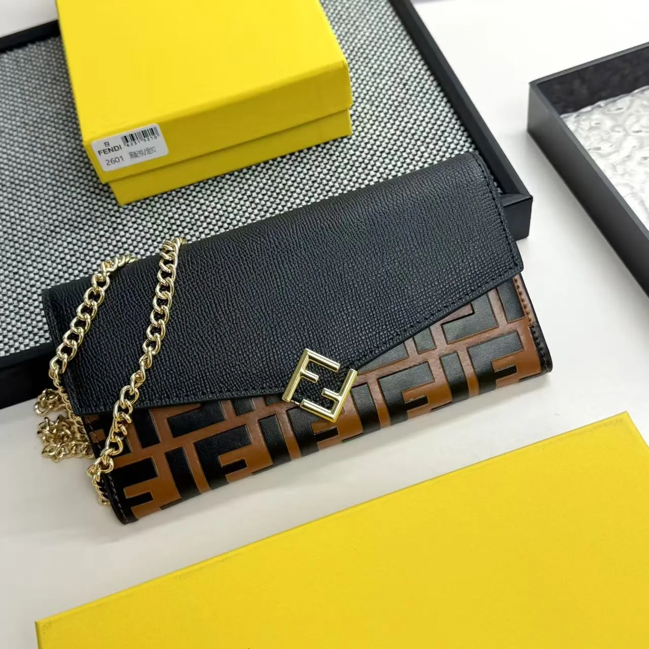 FENDI Fendi FF Diamonds Series Gold Label Logo Presbyopia FF Embossed Calf Leather Shoulder Crossbody Wallet Women's Brown/Black/Black with Brown/Pink/Gray Model: 2601 Size 19*9*1💰90