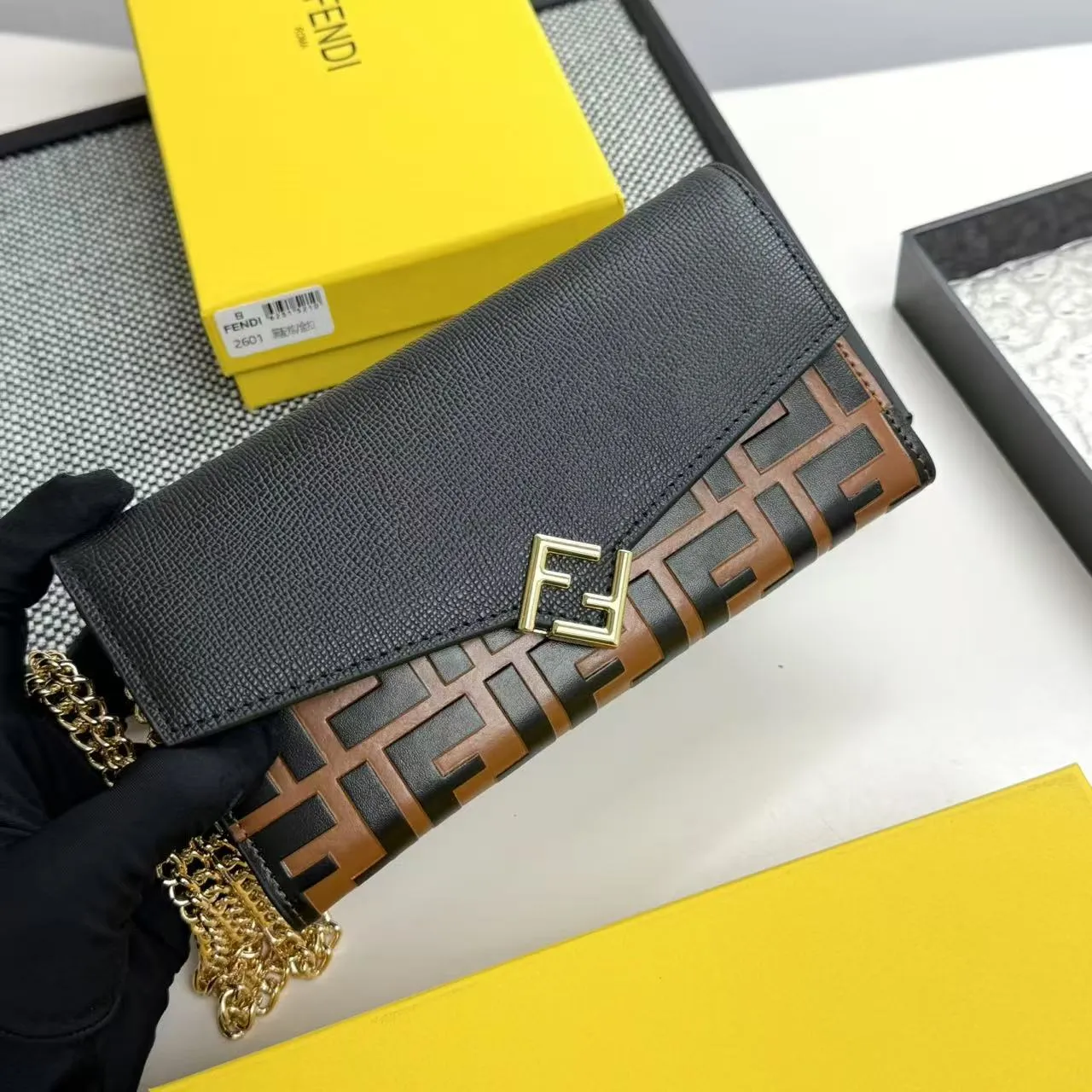 FENDI Fendi FF Diamonds Series Gold Label Logo Presbyopia FF Embossed Calf Leather Shoulder Crossbody Wallet Women's Brown/Black/Black with Brown/Pink/Gray Model: 2601 Size 19*9*1💰90