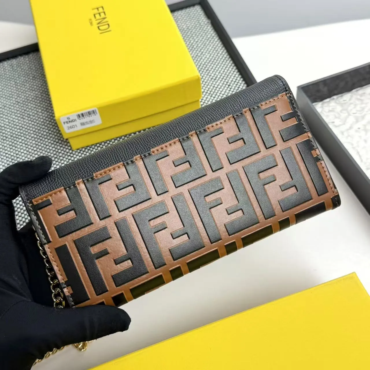 FENDI Fendi FF Diamonds Series Gold Label Logo Presbyopia FF Embossed Calf Leather Shoulder Crossbody Wallet Women's Brown/Black/Black with Brown/Pink/Gray Model: 2601 Size 19*9*1💰90
