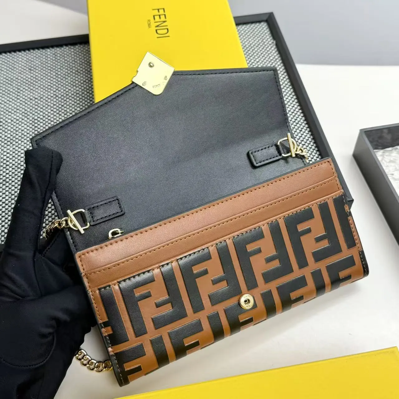 FENDI Fendi FF Diamonds Series Gold Label Logo Presbyopia FF Embossed Calf Leather Shoulder Crossbody Wallet Women's Brown/Black/Black with Brown/Pink/Gray Model: 2601 Size 19*9*1💰90