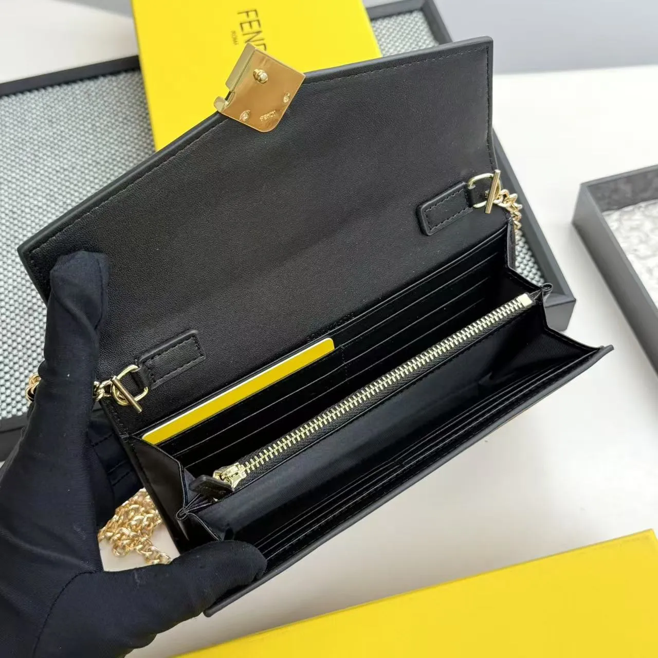 FENDI Fendi FF Diamonds Series Gold Label Logo Presbyopia FF Embossed Calf Leather Shoulder Crossbody Wallet Women's Brown/Black/Black with Brown/Pink/Gray Model: 2601 Size 19*9*1💰90