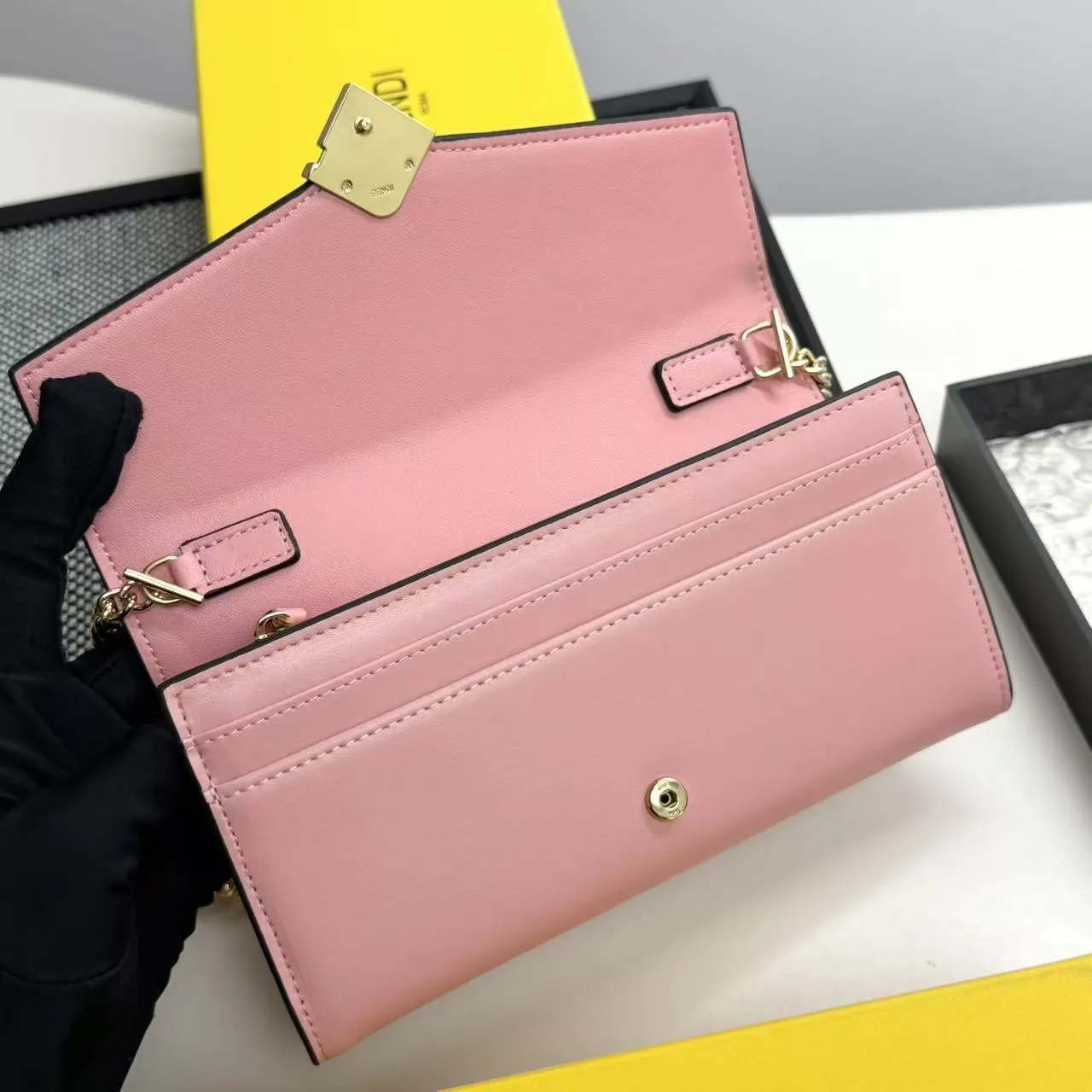 FENDI Fendi FF Diamonds Series Gold Label Logo Presbyopia FF Embossed Calf Leather Shoulder Crossbody Wallet Women's Brown/Black/Black with Brown/Pink/Gray Model: 2601 Size 19*9*1💰90