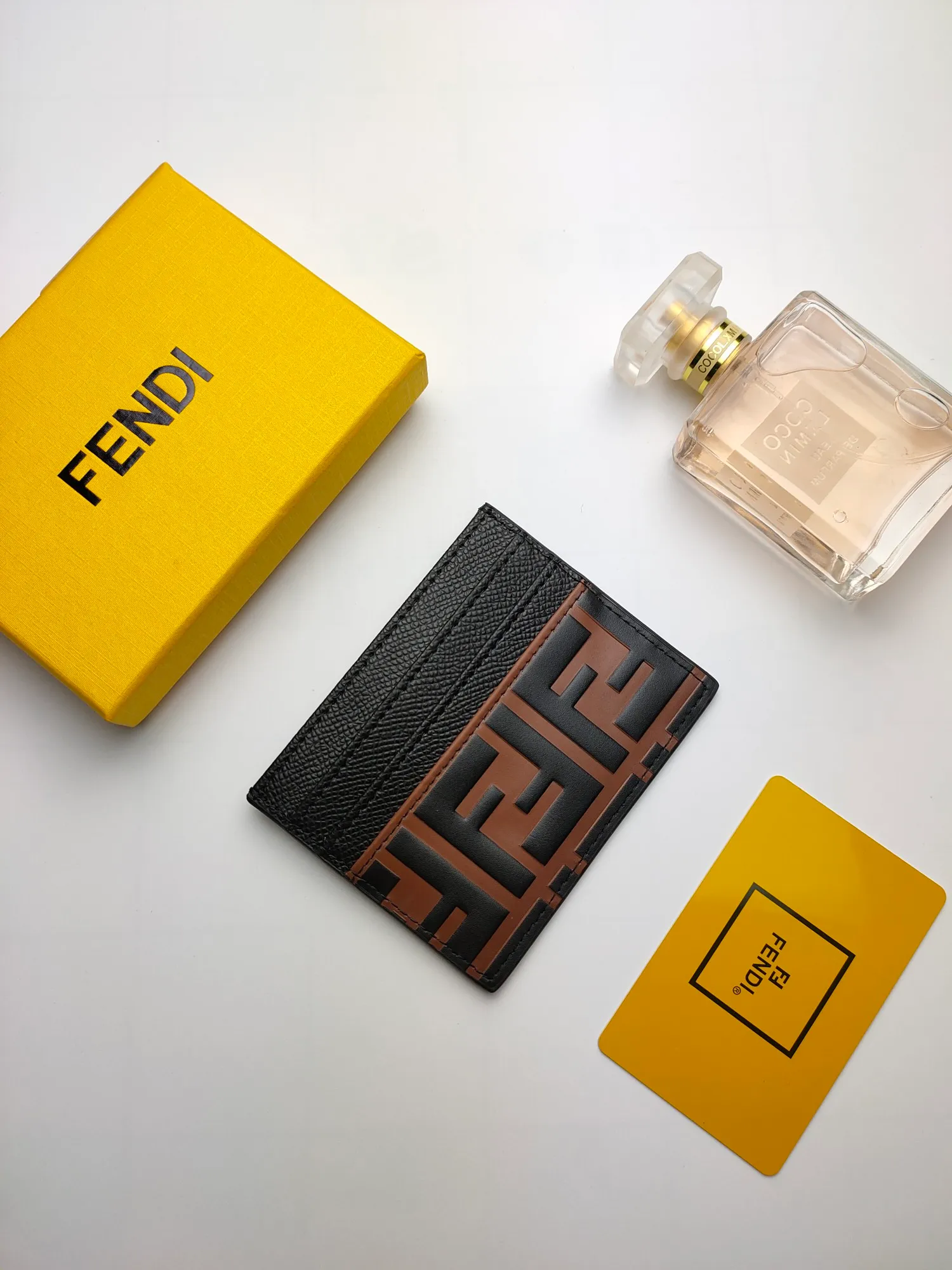 ￥90 Fendi "F is Fendi" card holder 😍 Has a middle compartment and six card slots [Celebration] Fendi Roma logo and internal label [Lip] Made of calfskin. Decorated with FF embossing and hand-painted pattern [rose] Style number: 0445 embossed Size: 10*8cm