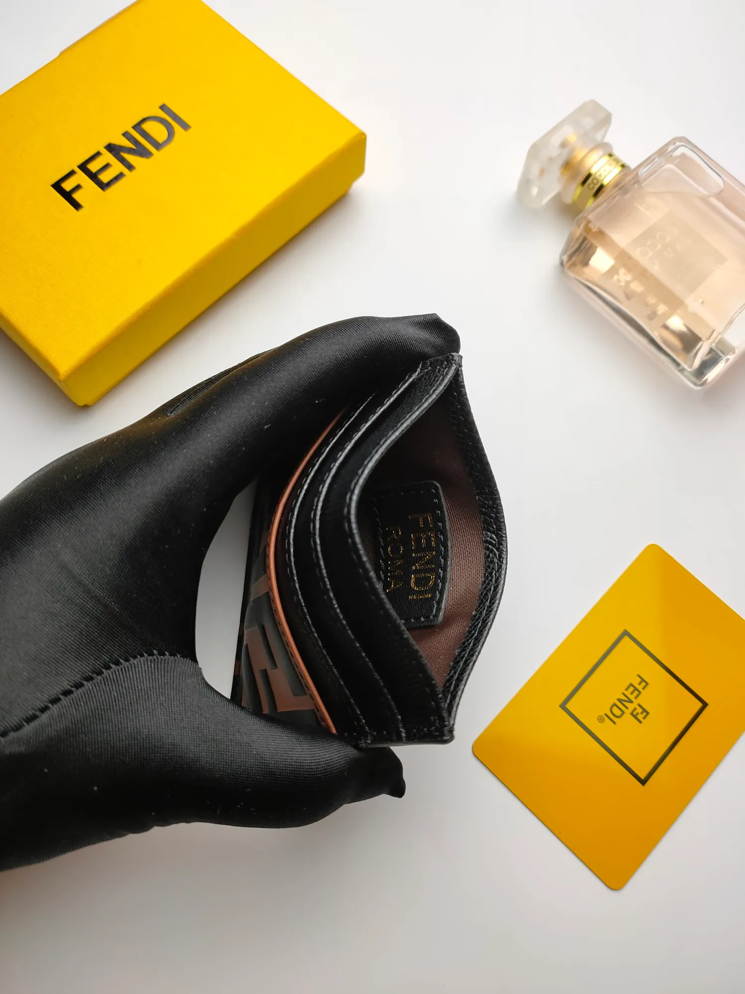 ￥90 Fendi "F is Fendi" card holder 😍 Has a middle compartment and six card slots [Celebration] Fendi Roma logo and internal label [Lip] Made of calfskin. Decorated with FF embossing and hand-painted pattern [rose] Style number: 0445 embossed Size: 10*8cm
