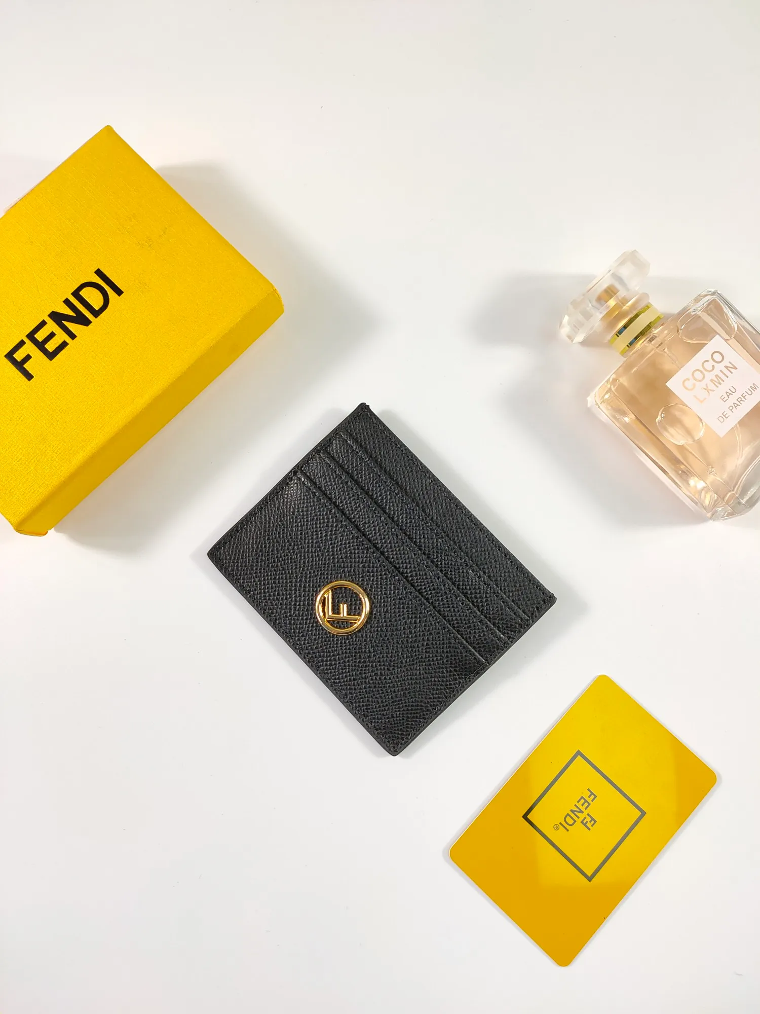 ￥90 Fendi "F is Fendi" card holder 😍 Has a middle compartment and six card slots [Celebration] Fendi Roma logo and internal label [Lip] Made of black calfskin. New Fendi logo with gold finish [Rose] Style number: 0445 Palm print Size: 10*8cm