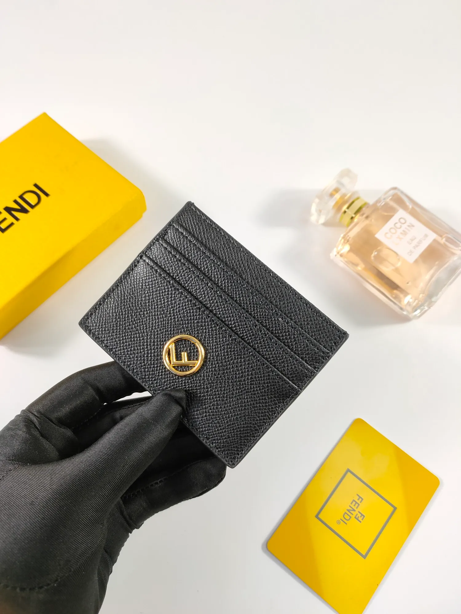 ￥90 Fendi "F is Fendi" card holder 😍 Has a middle compartment and six card slots [Celebration] Fendi Roma logo and internal label [Lip] Made of black calfskin. New Fendi logo with gold finish [Rose] Style number: 0445 Palm print Size: 10*8cm