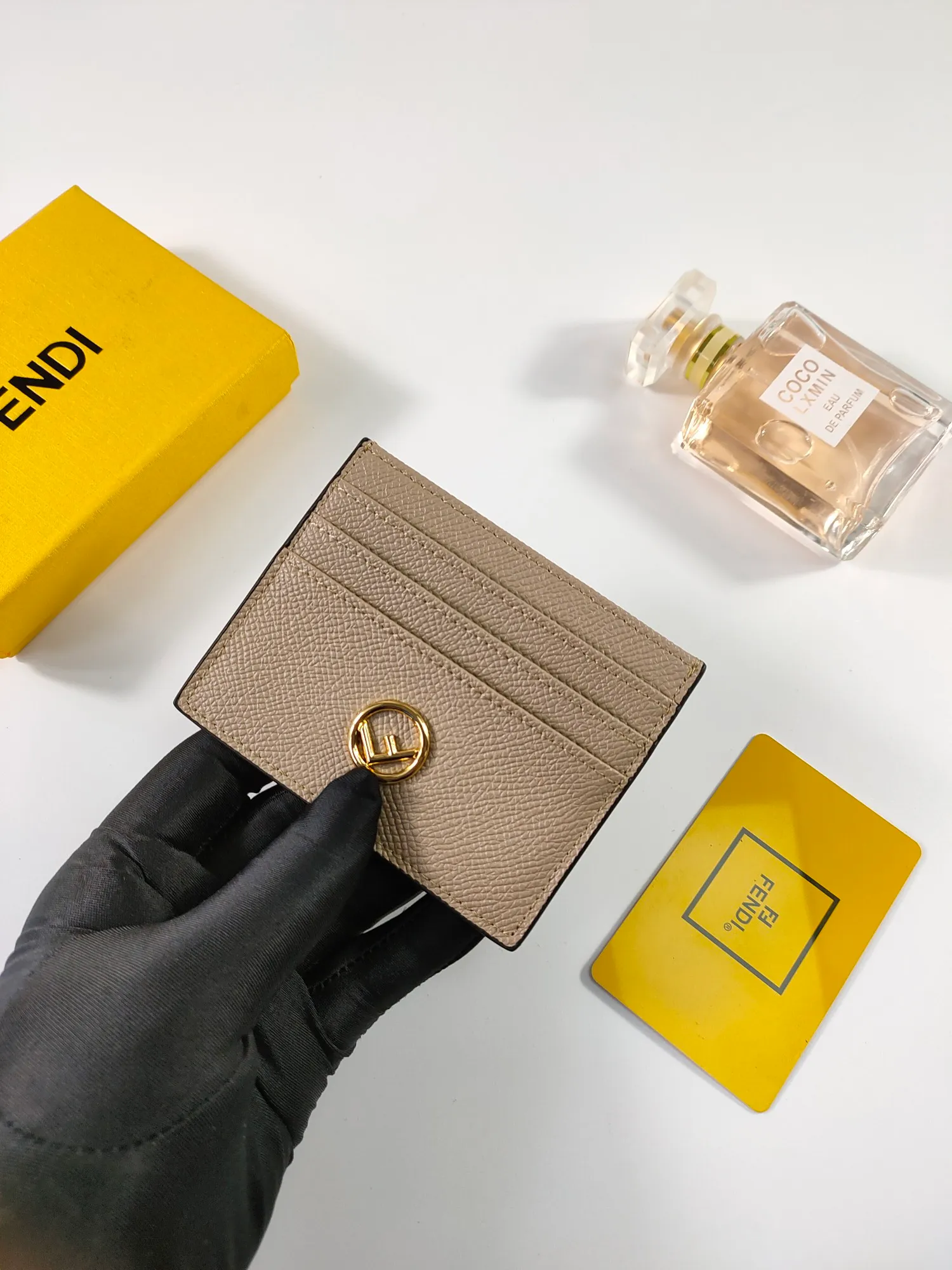 ￥90 Fendi "F is Fendi" card holder 😍 Has a middle compartment and six card slots [Celebration] Fendi Roma logo and internal label [Lip] Made of black calfskin. New Fendi logo with gold finish [Rose] Style number: 0445 Palm print Size: 10*8cm