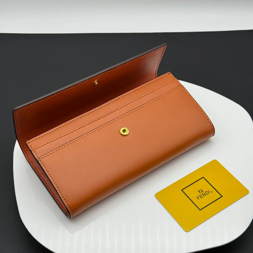 💰230 💎Upgraded from the original version💖 Fendi Roma long wallet. There are two bellows pockets, a zipper pocket, ten card slots and flat side pockets inside the bag. Model: F8MO0288 Size 19CMX9CMx2CM