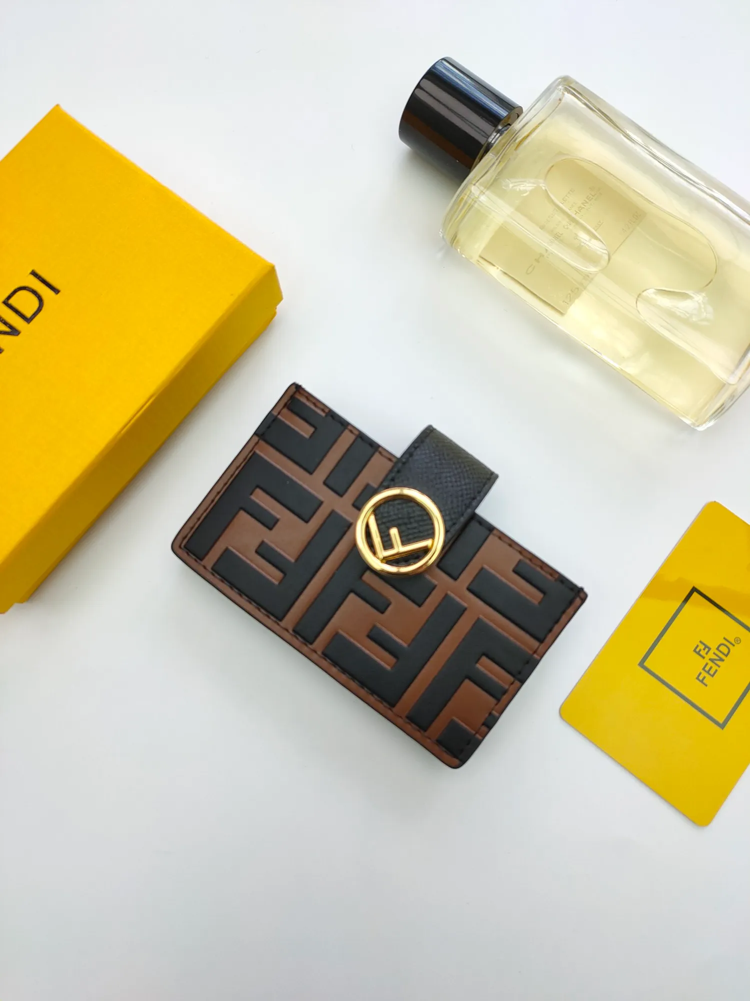 ￥130 🌹 Fendi "F is Fendi" flat card sleeve 😘 has a middle compartment and five card slots 😍 decorated with FF embossing and hand-painted patterns. Style number: 0021# Size: 10.5*6*2.5cm