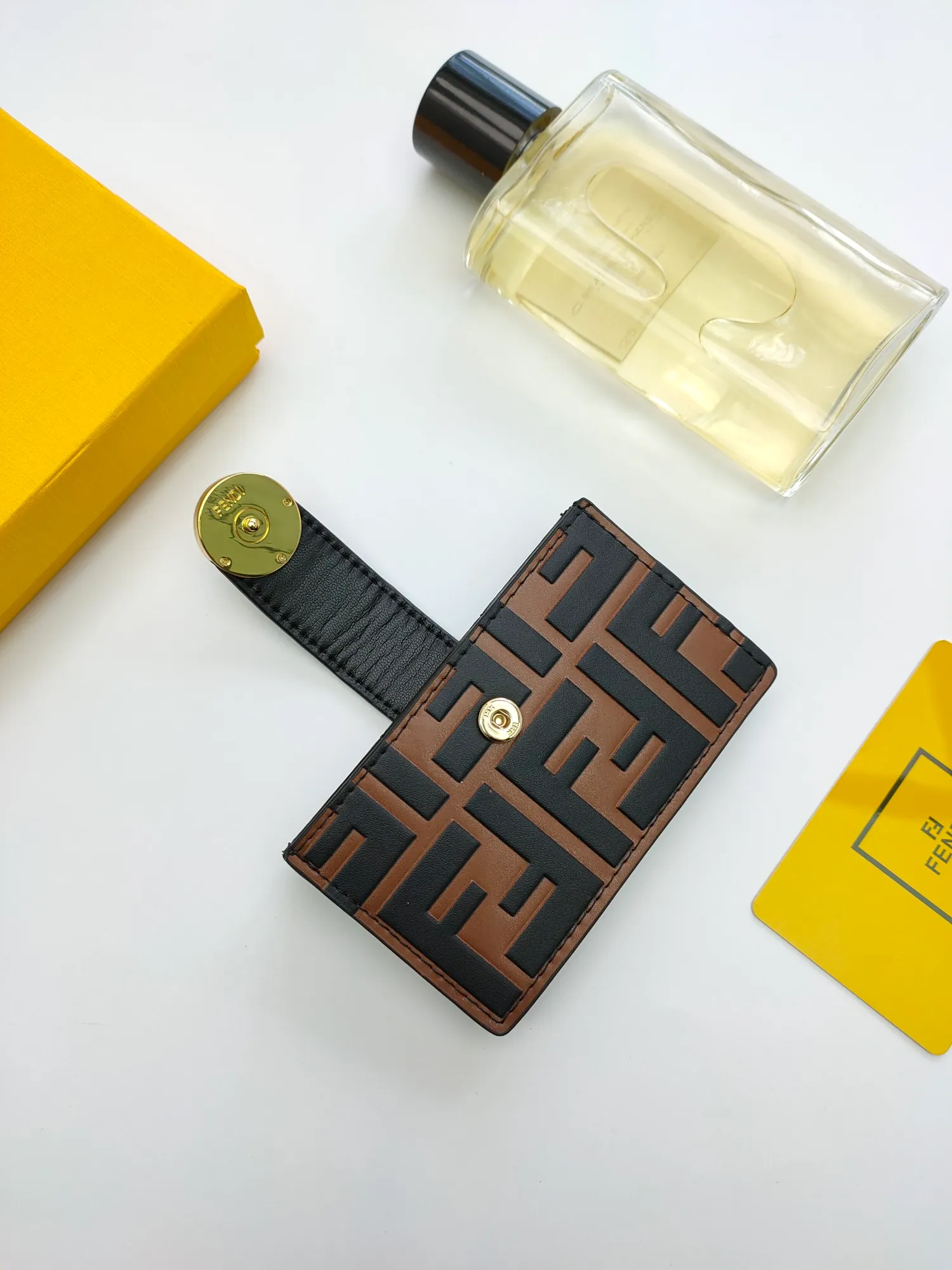 ￥130 🌹 Fendi "F is Fendi" flat card sleeve 😘 has a middle compartment and five card slots 😍 decorated with FF embossing and hand-painted patterns. Style number: 0021# Size: 10.5*6*2.5cm