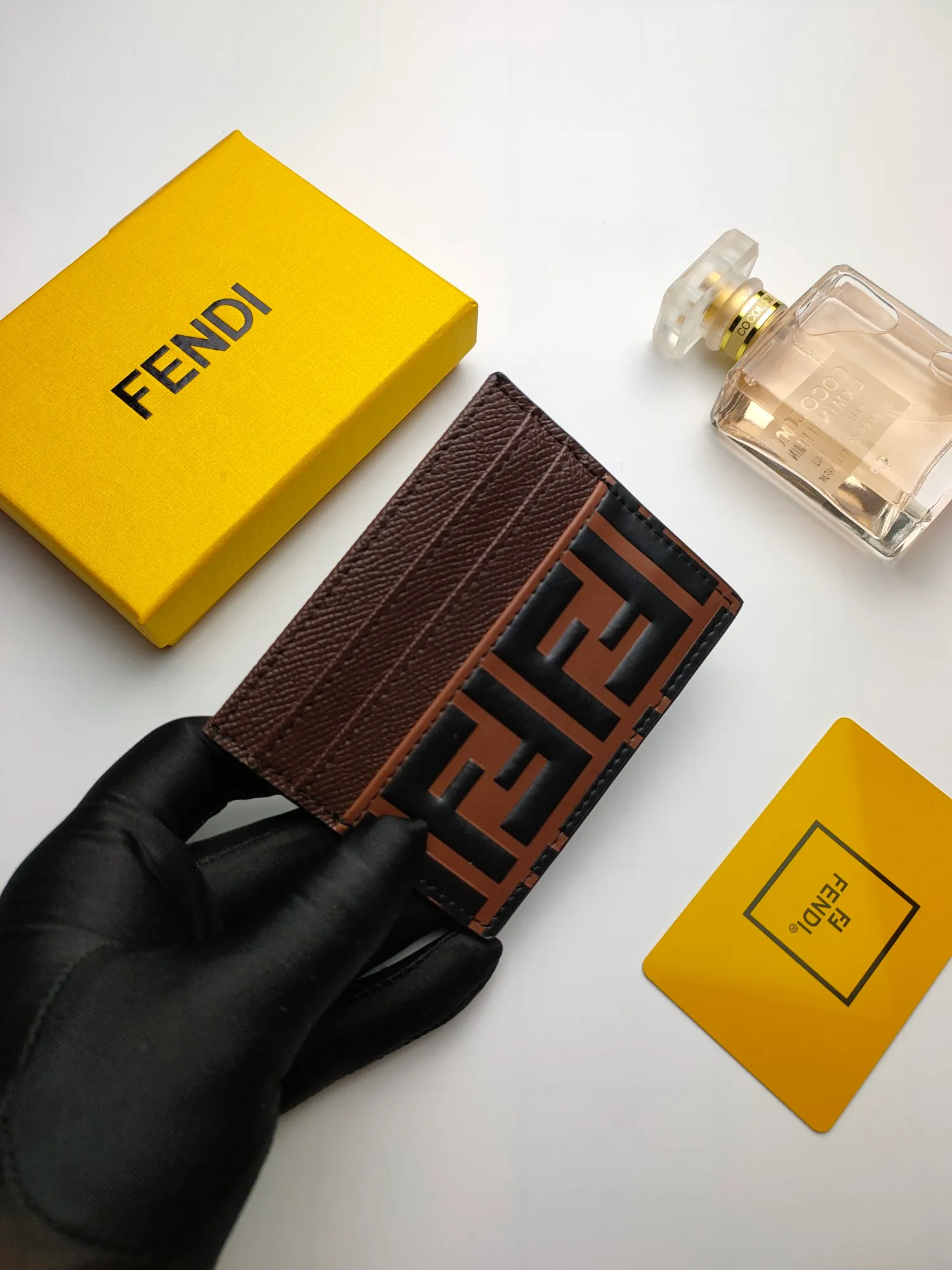 ￥90 Fendi "F is Fendi" card holder 😍 Has a middle compartment and six card slots [Celebration] Fendi Roma logo and internal label [Lip] Made of calfskin. Decorated with FF embossing and hand-painted pattern [rose] Style number: 0445 embossed Size: 10*8cm