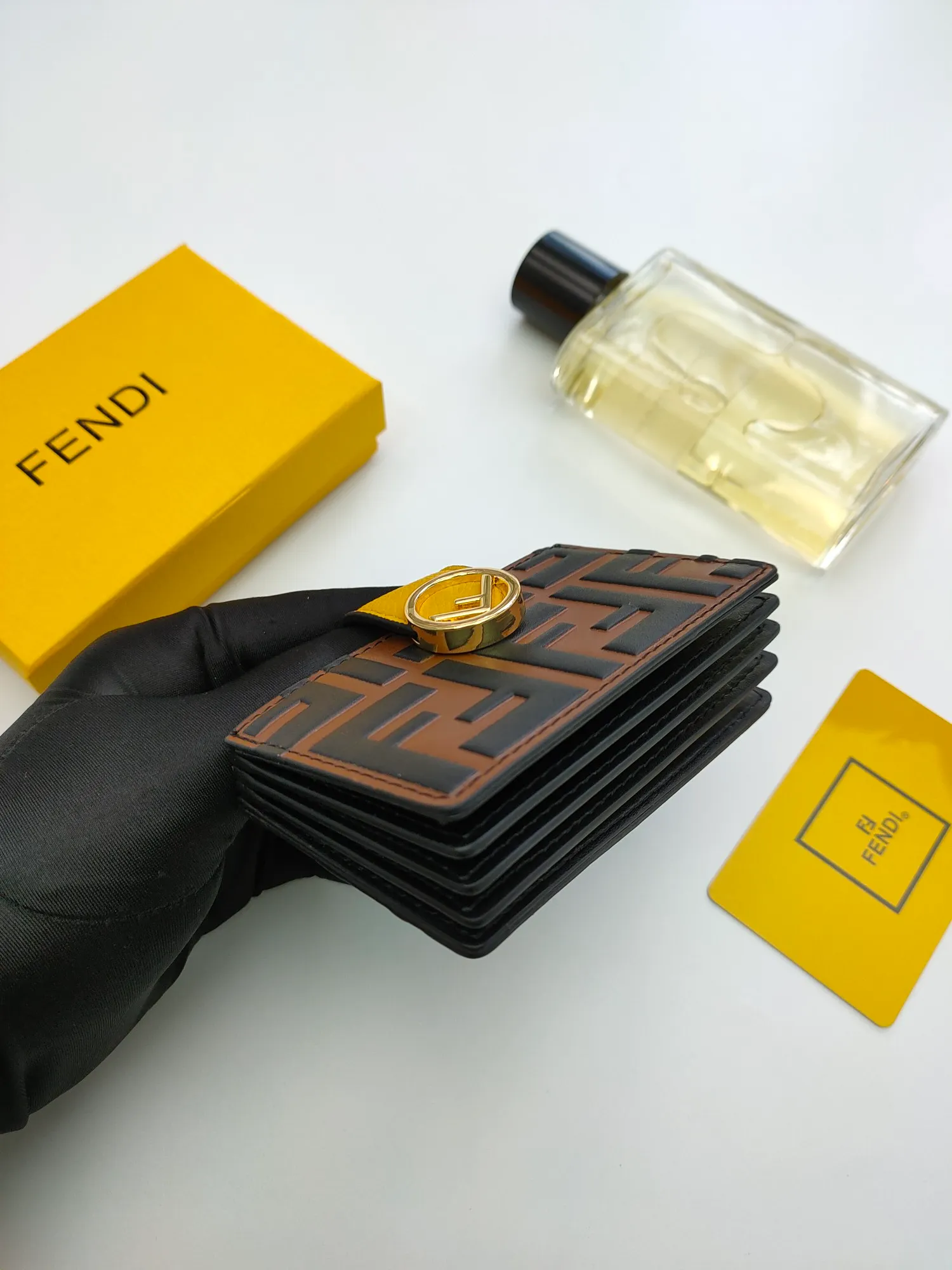 ￥130 🌹 Fendi "F is Fendi" flat card sleeve 😘 has a middle compartment and five card slots 😍 decorated with FF embossing and hand-painted patterns. Style number: 0021# Size: 10.5*6*2.5cm