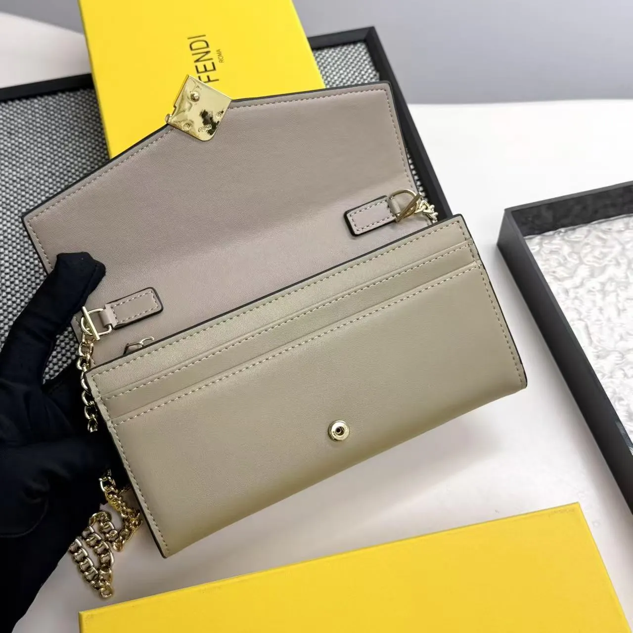 FENDI Fendi FF Diamonds Series Gold Label Logo Presbyopia FF Embossed Calf Leather Shoulder Crossbody Wallet Women's Brown/Black/Black with Brown/Pink/Gray Model: 2601 Size 19*9*1💰90