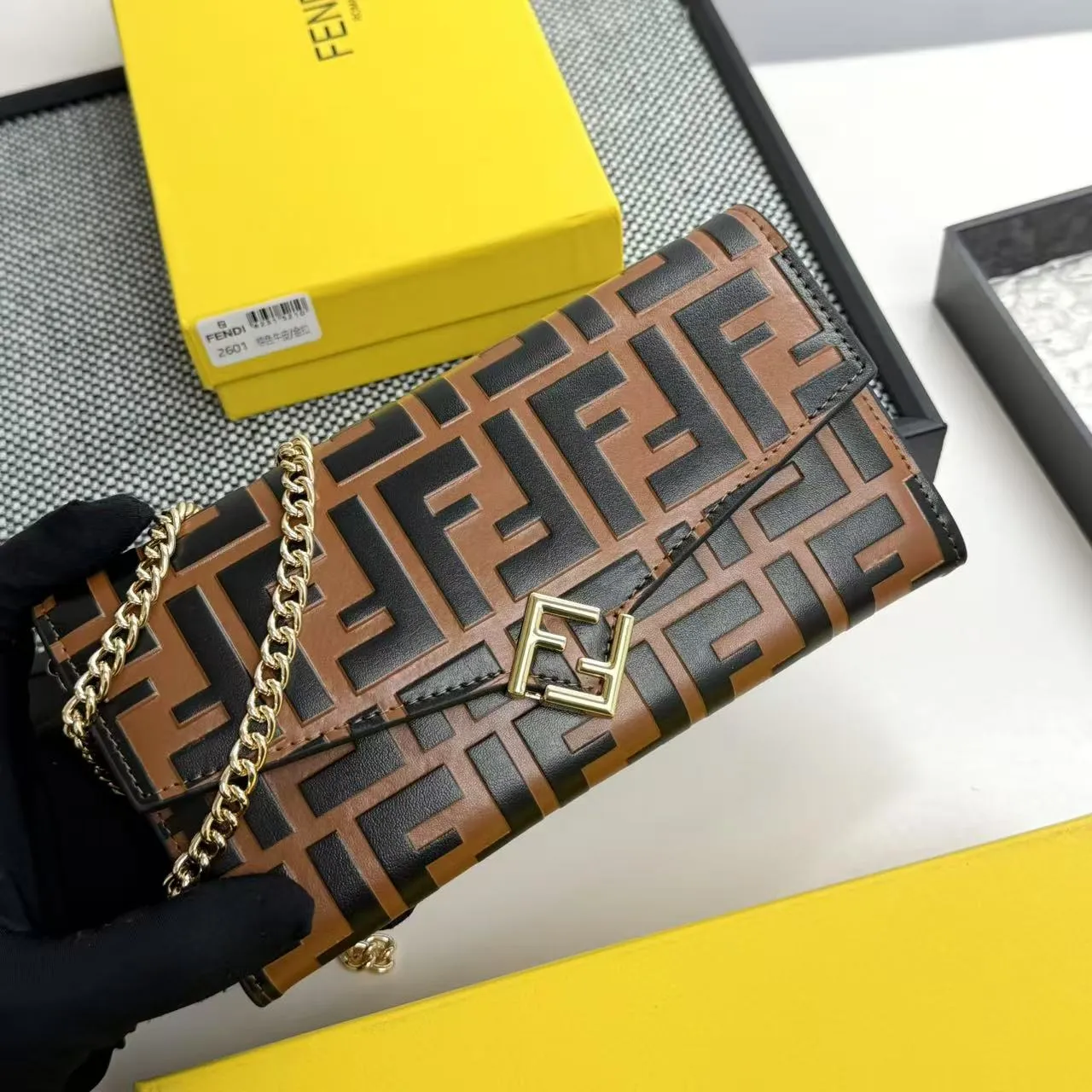 FENDI Fendi FF Diamonds Series Gold Label Logo Presbyopia FF Embossed Calf Leather Shoulder Crossbody Wallet Women's Brown/Black/Black with Brown/Pink/Gray Model: 2601 Size 19*9*1💰90