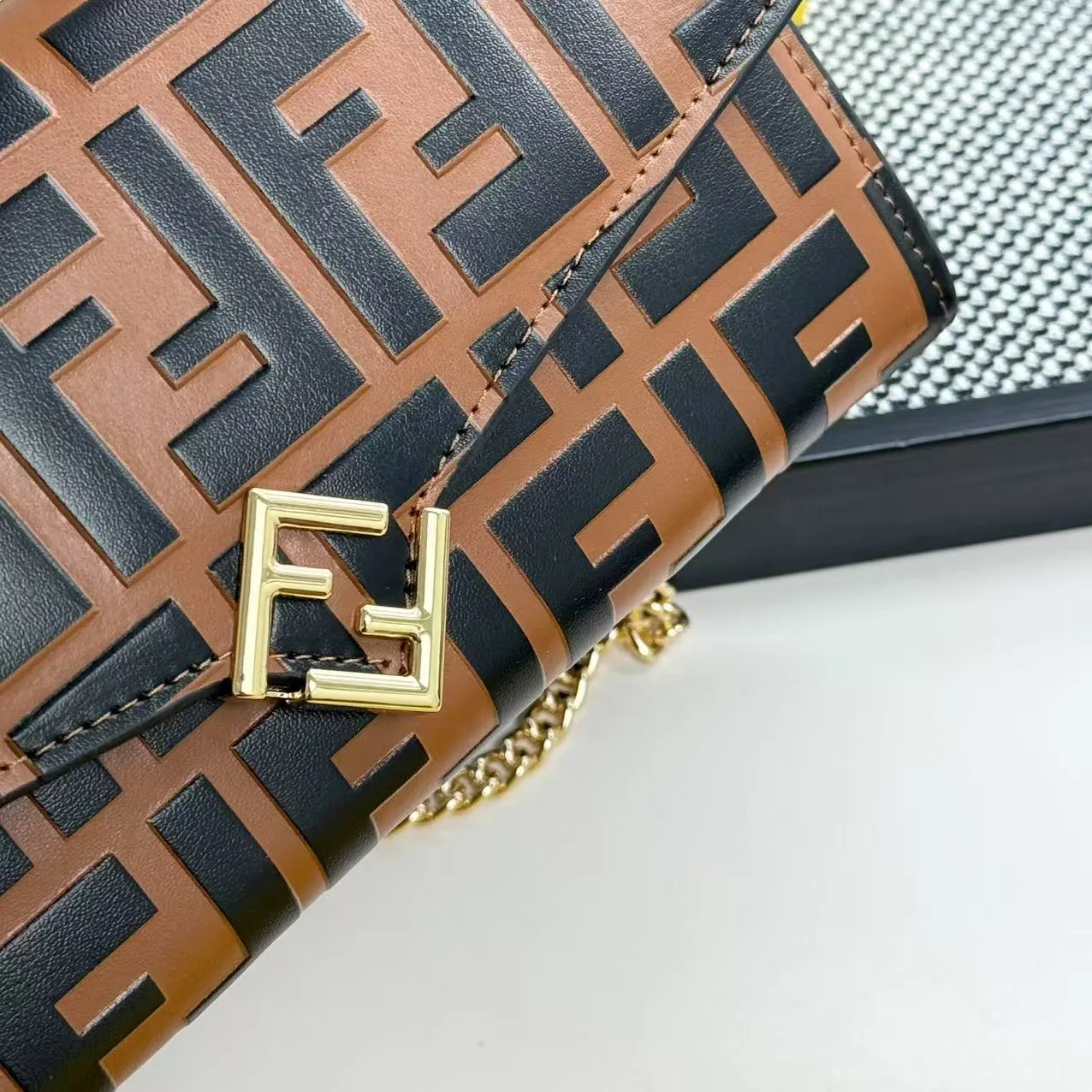 FENDI Fendi FF Diamonds Series Gold Label Logo Presbyopia FF Embossed Calf Leather Shoulder Crossbody Wallet Women's Brown/Black/Black with Brown/Pink/Gray Model: 2601 Size 19*9*1💰90