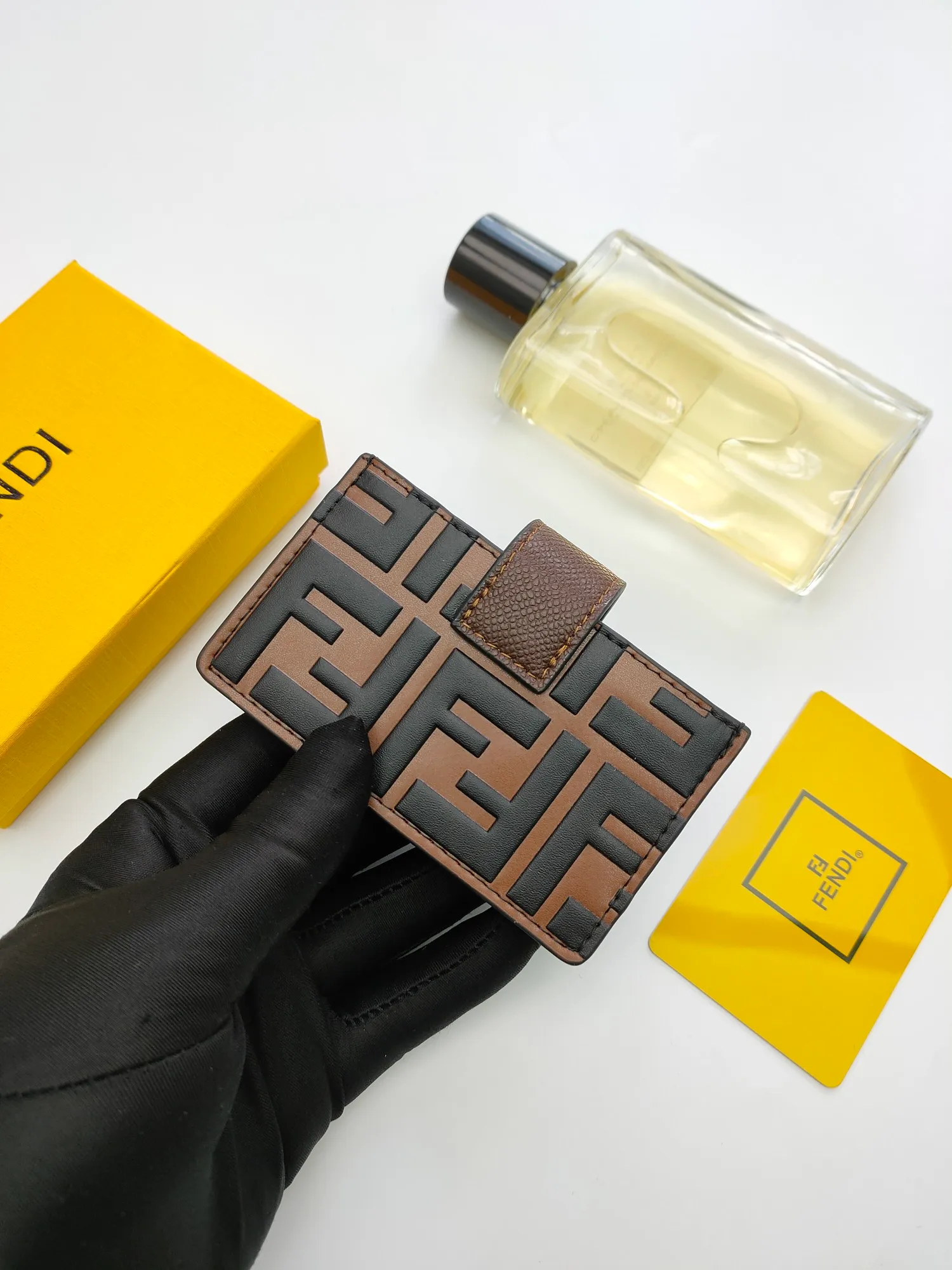 ￥130 🌹 Fendi "F is Fendi" flat card sleeve 😘 has a middle compartment and five card slots 😍 decorated with FF embossing and hand-painted patterns. Style number: 0021# Size: 10.5*6*2.5cm