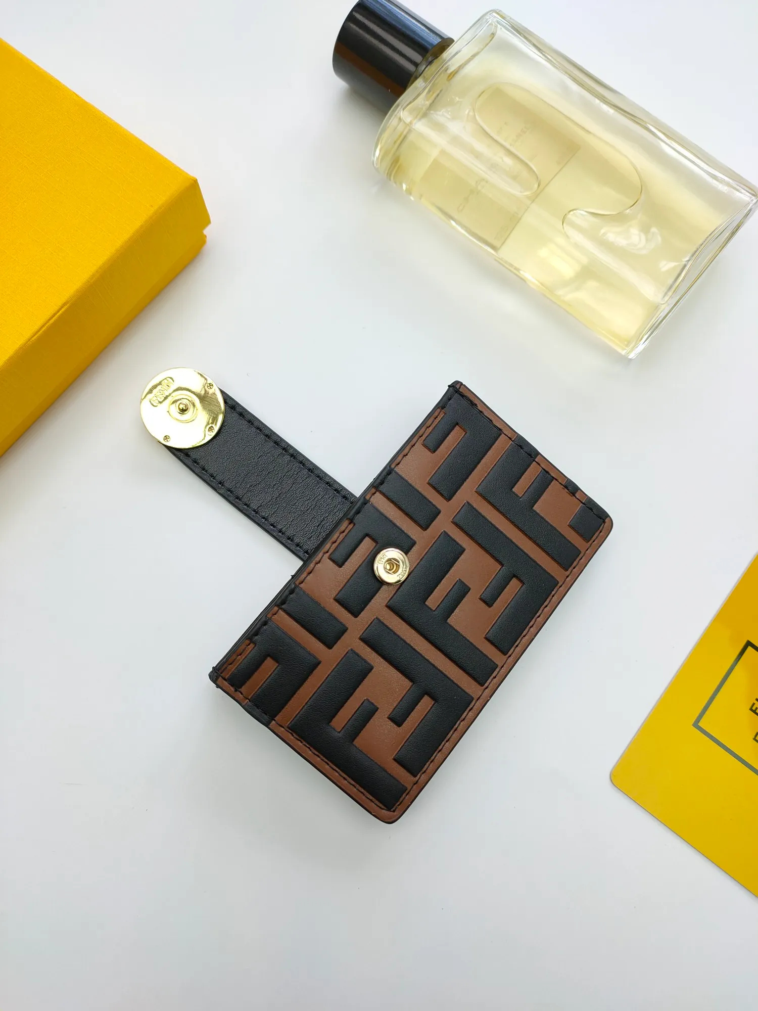 ￥130 🌹 Fendi "F is Fendi" flat card sleeve 😘 has a middle compartment and five card slots 😍 decorated with FF embossing and hand-painted patterns. Style number: 0021# Size: 10.5*6*2.5cm