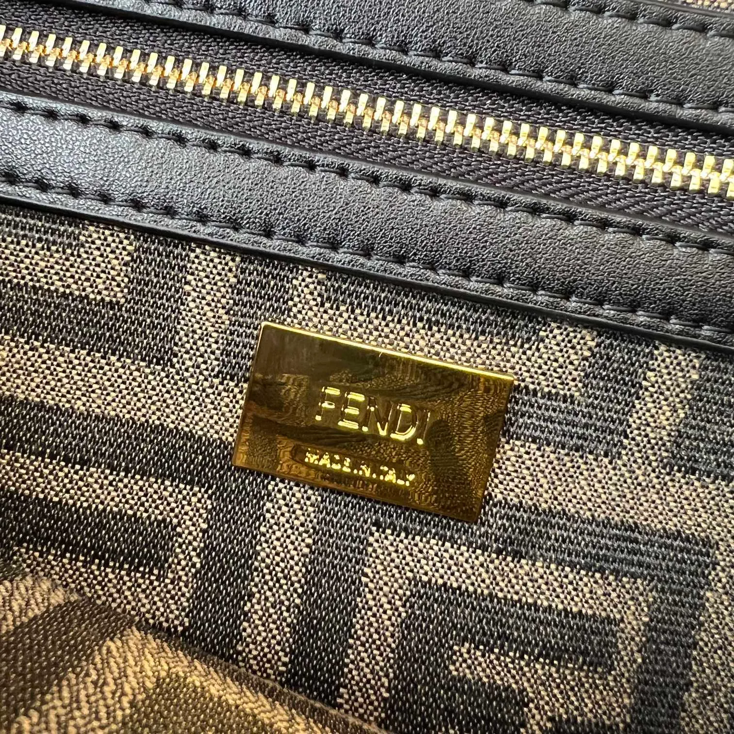 All Categories Official Website "Brand Women's Bags" Women's Bags 💙 FENDI The latest FendiVersace co-branded model, the iconic Baguette medium handbag adopts a clamshell design and is equipped with FF magnetic buckle closure. Lined interior with zip pocket. Comes with a detachable handle or shoulder strap for cross-body or hand carry. Decorated with tonal FF logo embroidery. Contrasting brown leather trim