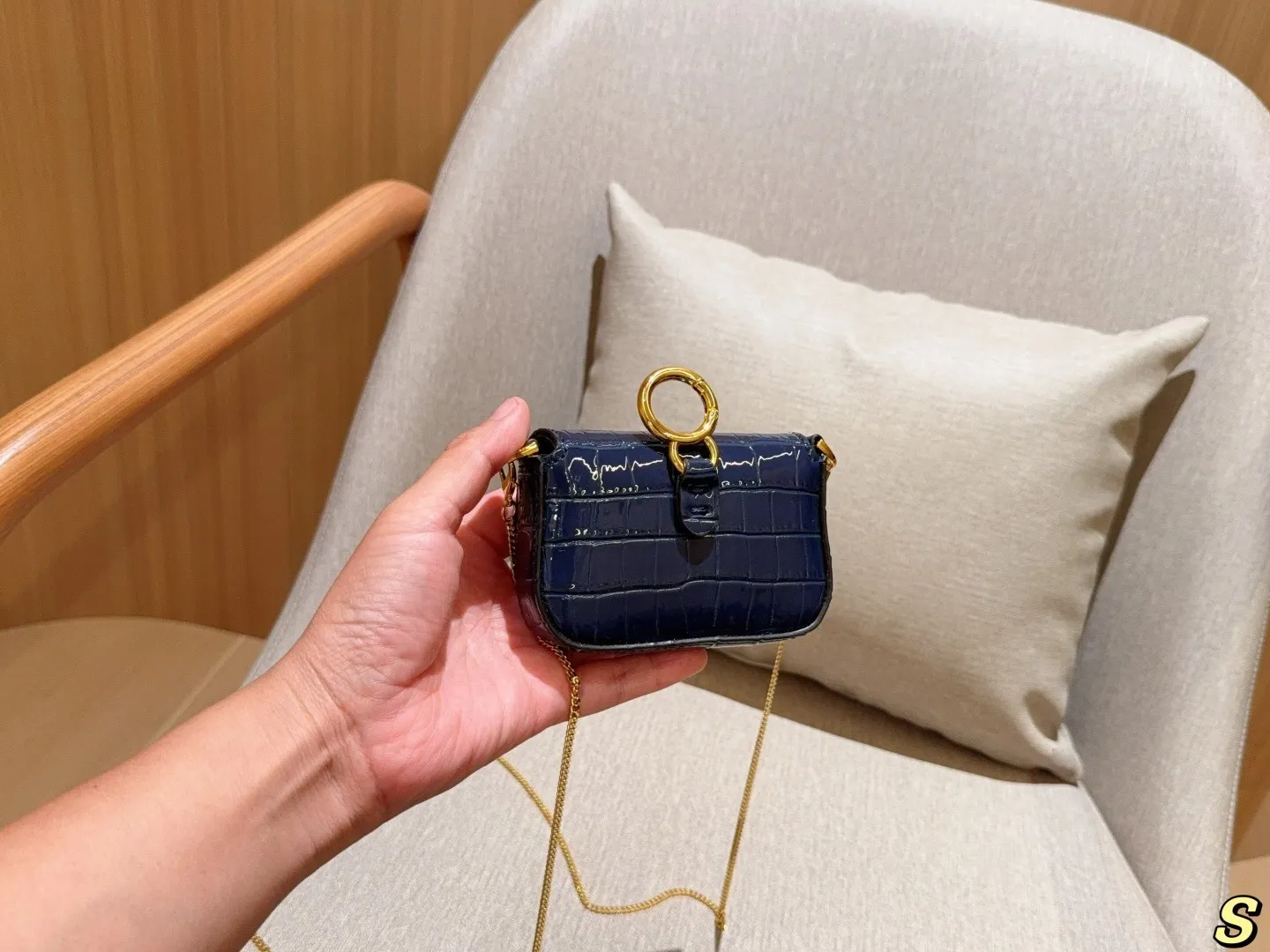 All categories Official website "Brand Women's Bags" Women's Bags 💙 FENDI 2025 new fendi mini lipstick bag coin purse