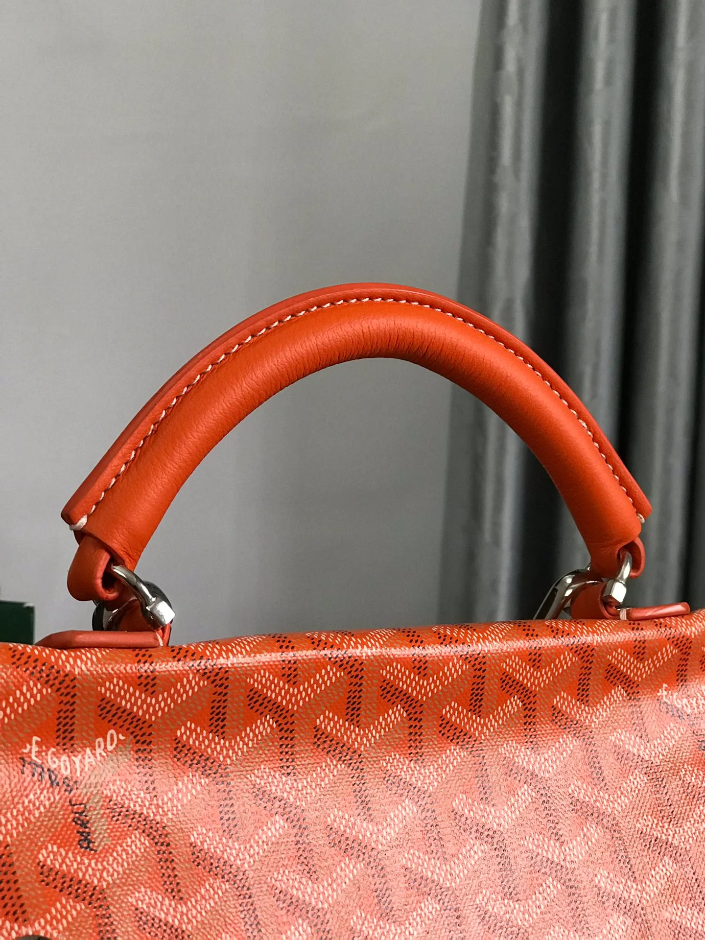 720❤️Goyard Saint Leger folding backpack The Saint Leger bag follows Goyard's consistent principles of modular design and functionality. It has a large internal space and is equipped with a detachable and adjustable shoulder strap. It can be cleverly converted into a briefcase or backpack. It is an indispensable and excellent companion for daily travel❤️ Size: 33*35*16cm 🔎: 020318/020191