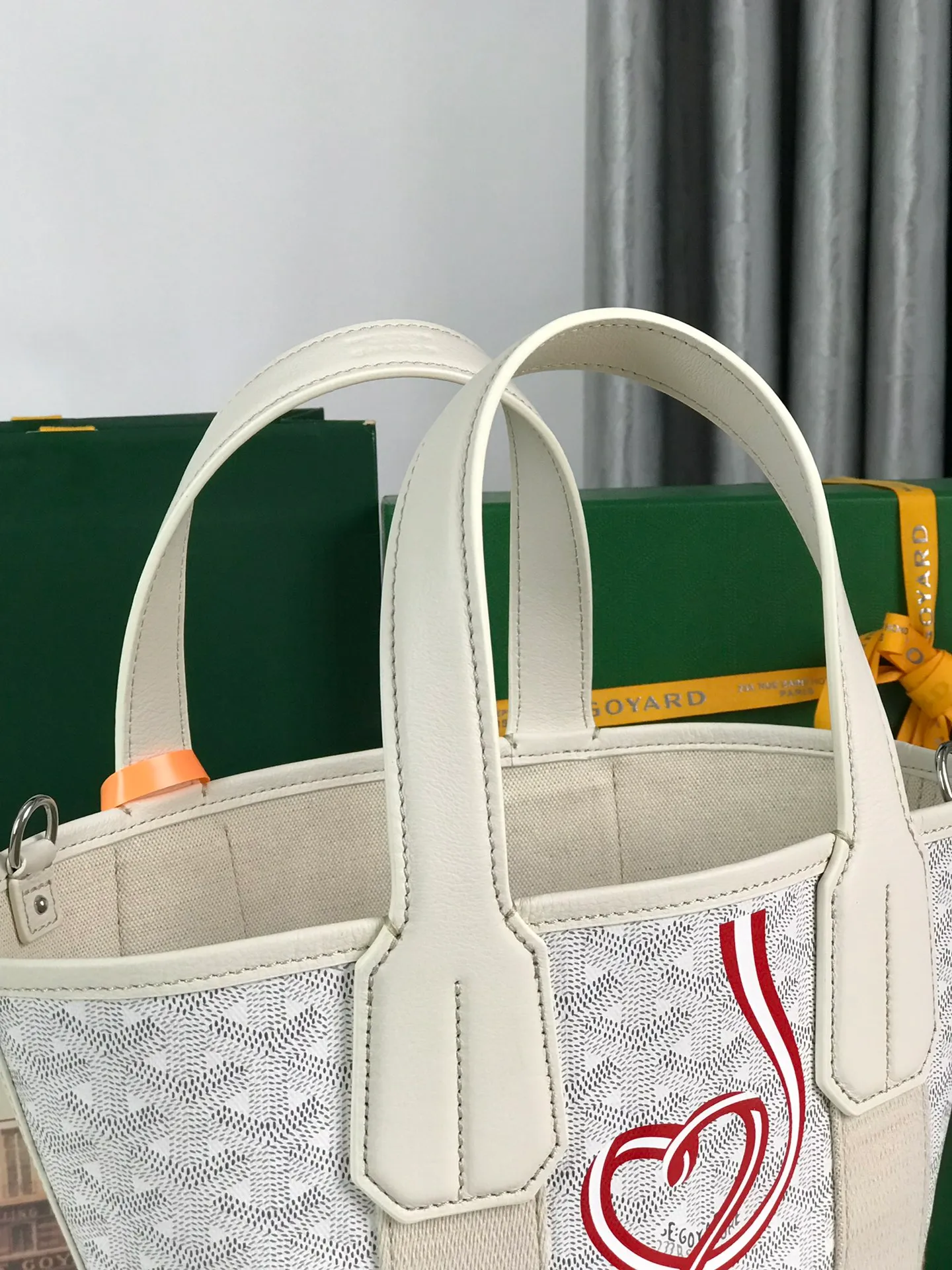 670💝BELHARRA small bag is the perfect companion for vacations in the sun. Its iconic bucket shape and large opening design can easily accommodate daily necessities. Whether on the beach or on the city road, this special edition bag can be easily carried in hand or on the shoulder. The calfskin leather shoulder strap is detachable. 11 classic colors are combined with two different hearts. The small love style makes the bag more unique and playful. The ribbon love style makes the bag more novel, soft and smart. Size: 18*14 (bottom width) *24 (height) 🔎120230