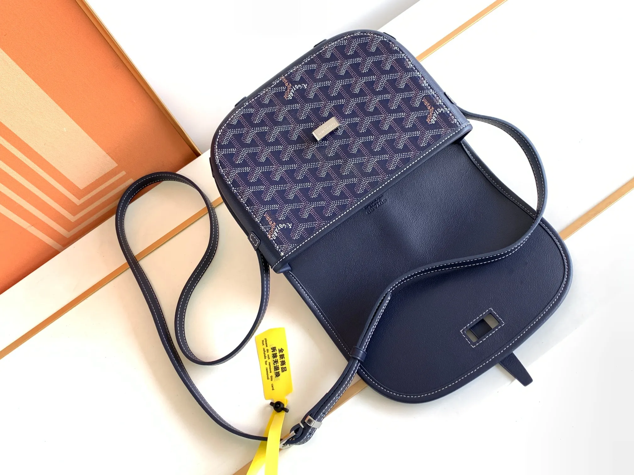 P1300🉐With packaging, the BELVÉDÉRE small bag is equipped with a smart shoulder strap and a secure closure system, suitable for various occasions, simple and elegant, lightweight and practical. Features multiple exterior and interior pockets to easily separate your belongings. Material: GOYARDINE canvas & DECIZE calf leather, detachable and adjustable shoulder strap, search code: 8016 pebbled pattern SIZE: size, weight: 16X7X22 (CM)