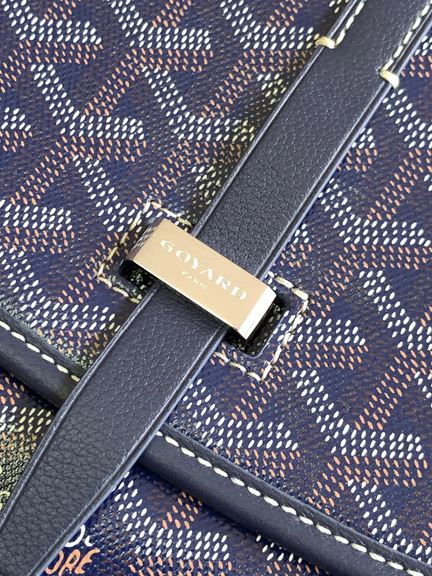 P1300🉐With packaging, the BELVÉDÉRE small bag is equipped with a smart shoulder strap and a secure closure system, suitable for various occasions, simple and elegant, lightweight and practical. Features multiple exterior and interior pockets to easily separate your belongings. Material: GOYARDINE canvas & DECIZE calf leather, detachable and adjustable shoulder strap, search code: 8016 pebbled pattern SIZE: size, weight: 16X7X22 (CM)