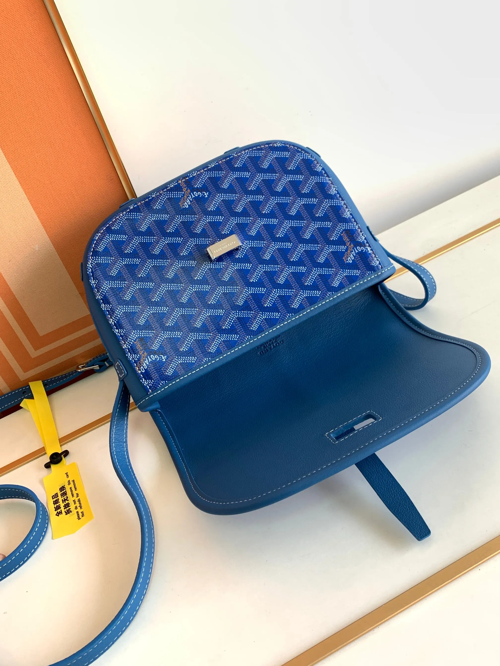 Fitted with a smart shoulder strap and secure closure system, the P1300 BELVÉDÉRE small bag is suitable for any occasion, simple and elegant yet lightweight and practical. Features multiple exterior and interior pockets to easily separate your belongings. Material: GOYARDINE canvas & DECIZE calf leather, detachable and adjustable shoulder strap, 🔎8016 SIZE: size, weight: 16X7X22