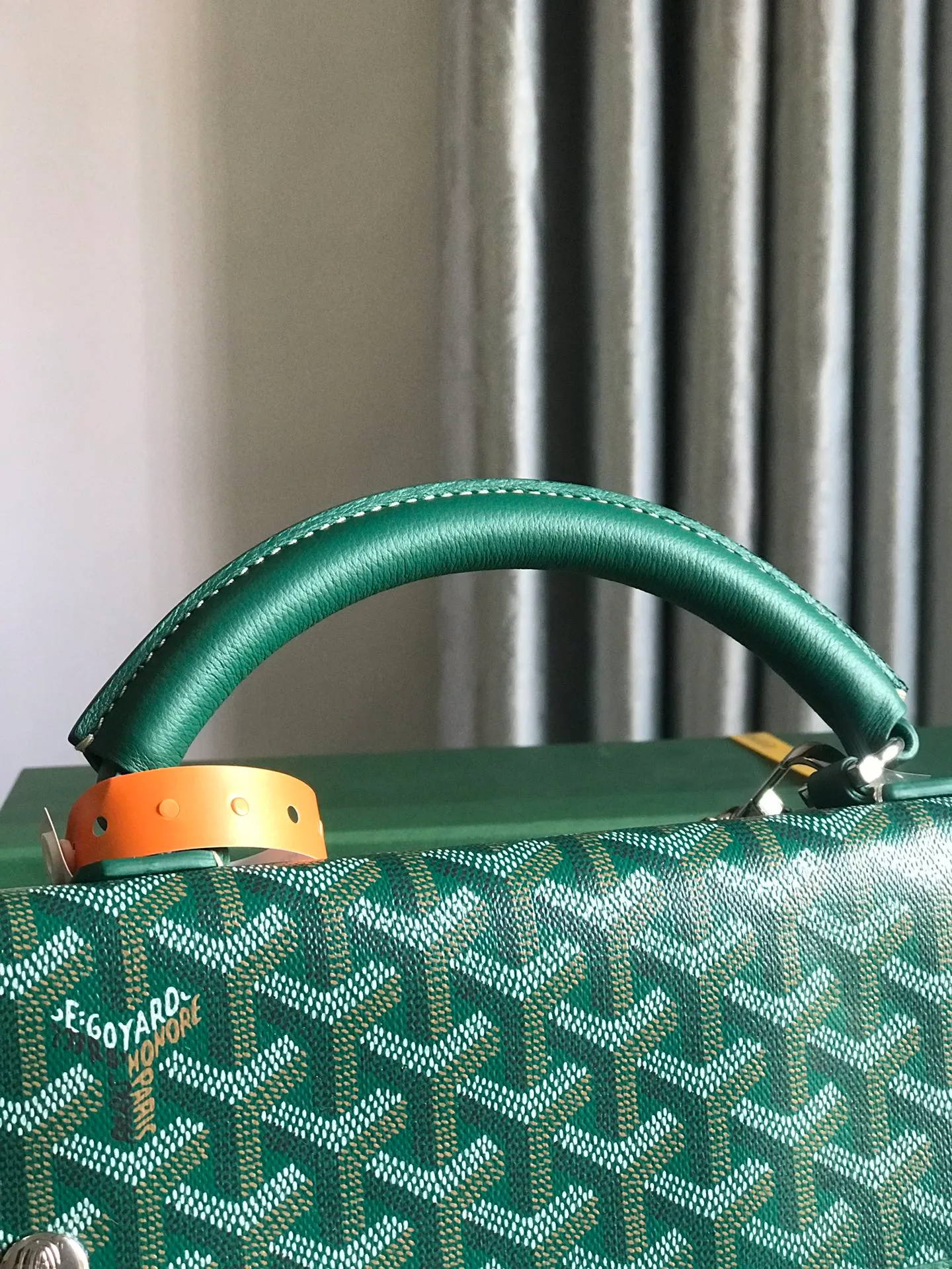 P1440 Green, the Saint Léger backpack is the ideal travel companion: it has large pockets both inside and outside, making it lightweight and practical. The snaps located on the back of the bag allow it to be folded completely and stored easily in a suitcase. Its removable straps can be used to easily transform the backpack.  37 cm x 15 cm x 34 cm comes with gift bag, 🔎020191