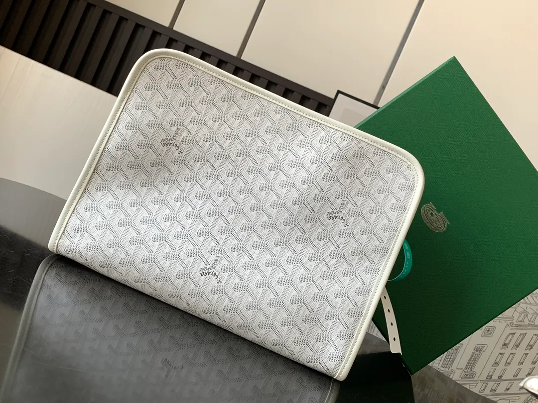 The P980Jouvence Large Toiletries Bag is designed to be very practical, allowing the contents to be placed upright to avoid any spillage of liquids. Its waterproof cotton lining is easy to clean and you can hang it anywhere with its exterior hanging loop.   23 cm x 7.5 cm x 29.5 cm 🔎020206-White