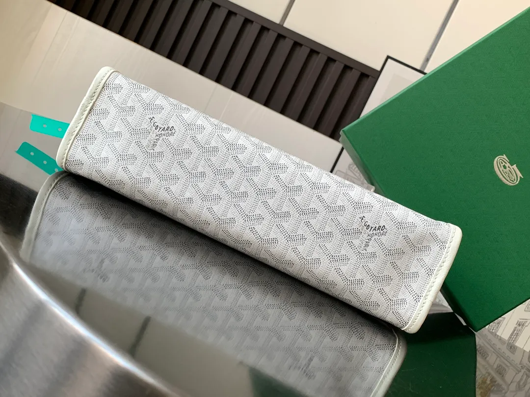 The P980Jouvence Large Toiletries Bag is designed to be very practical, allowing the contents to be placed upright to avoid any spillage of liquids. Its waterproof cotton lining is easy to clean and you can hang it anywhere with its exterior hanging loop.   23 cm x 7.5 cm x 29.5 cm 🔎020206-White