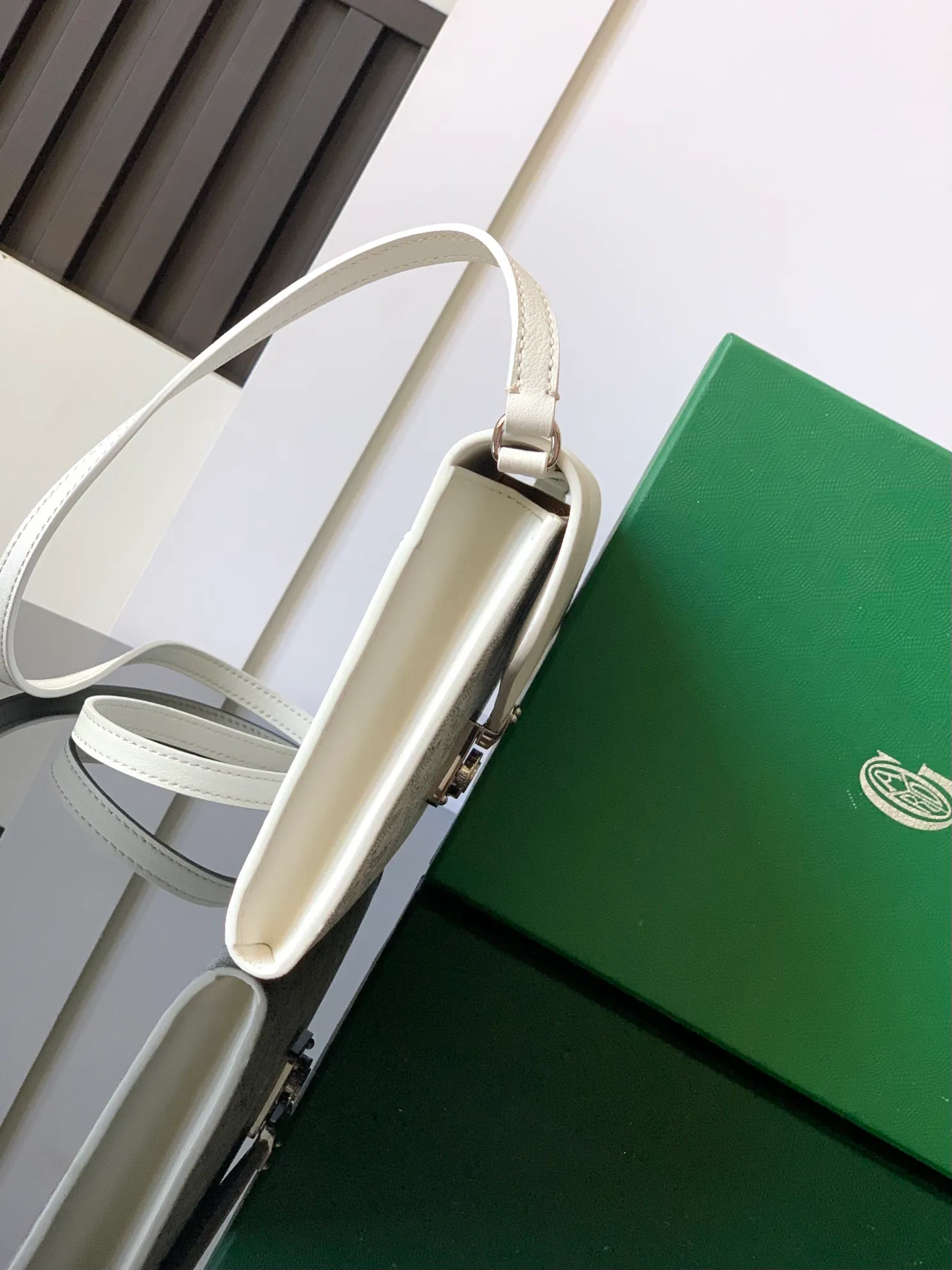 The design of the P1260 Chypre crossbody bag has the characteristics of a wallet and the concept of a handbag, which is both clever and practical. The bag has 6 card slots and a detachable and adjustable leather shoulder strap that can be worn on the shoulder, cross-body or hand-carried. 21 cm x 4 cm x 16 cm 🔎8063-White