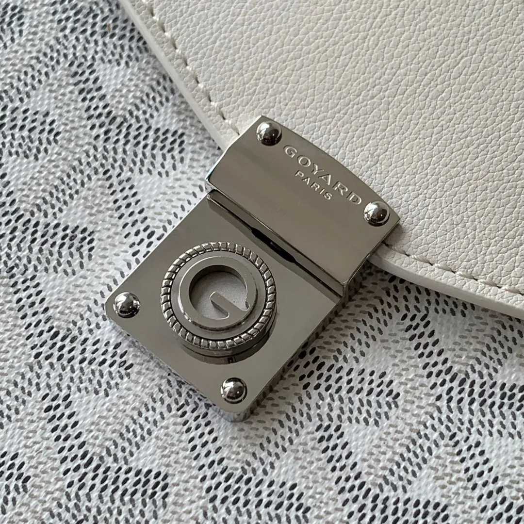 The design of the P1260 Chypre crossbody bag has the characteristics of a wallet and the concept of a handbag, which is both clever and practical. The bag has 6 card slots and a detachable and adjustable leather shoulder strap that can be worn on the shoulder, cross-body or hand-carried. 21 cm x 4 cm x 16 cm 🔎8063-White