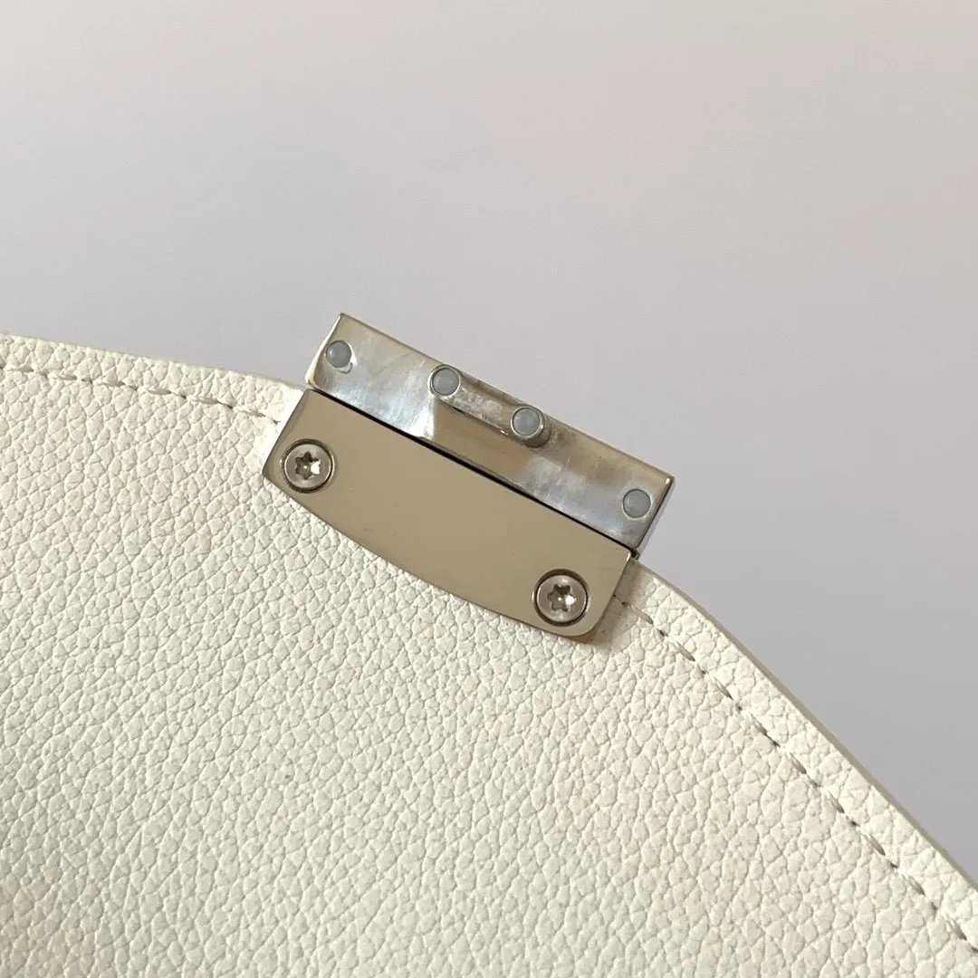 The design of the P1260 Chypre crossbody bag has the characteristics of a wallet and the concept of a handbag, which is both clever and practical. The bag has 6 card slots and a detachable and adjustable leather shoulder strap that can be worn on the shoulder, cross-body or hand-carried. 21 cm x 4 cm x 16 cm 🔎8063-White
