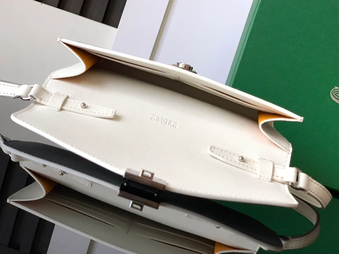 The design of the P1260 Chypre crossbody bag has the characteristics of a wallet and the concept of a handbag, which is both clever and practical. The bag has 6 card slots and a detachable and adjustable leather shoulder strap that can be worn on the shoulder, cross-body or hand-carried. 21 cm x 4 cm x 16 cm 🔎8063-White