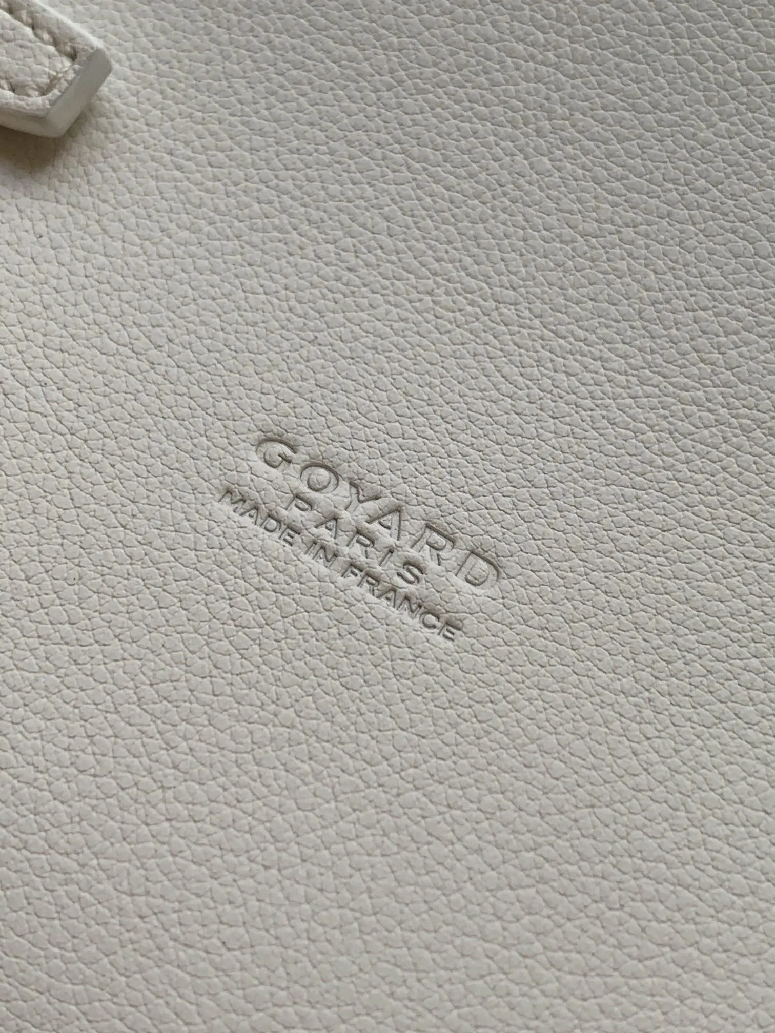 The design of the P1260 Chypre crossbody bag has the characteristics of a wallet and the concept of a handbag, which is both clever and practical. The bag has 6 card slots and a detachable and adjustable leather shoulder strap that can be worn on the shoulder, cross-body or hand-carried. 21 cm x 4 cm x 16 cm 🔎8063-White