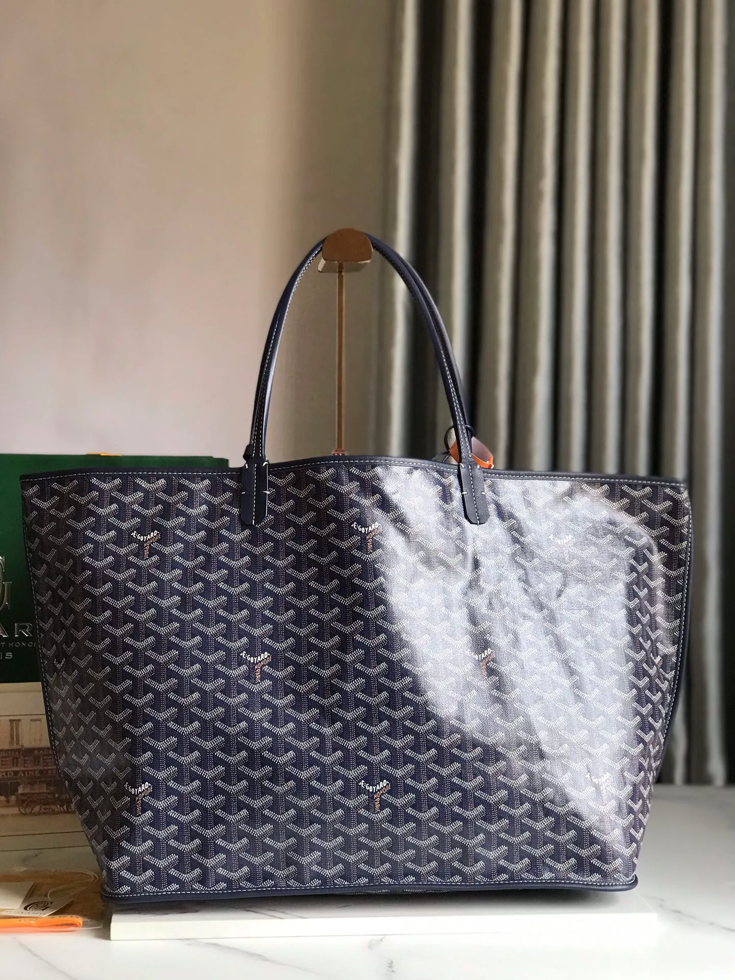 P1500 large size❤️Reversible Anjou double-sided tote❤️Made of imported matching top-layer calfskin🐂➕Customized Goyardine rain dew cotton and linen➕matching symmetrical pattern😘 Full of high-end sense, it looks good in any color and is versatile, unisex.👏 Extra large built-in space, delivery coin purse, upgraded delivery bag with sealing clip, classic 11 colors 🎨black, brown, gray, green, dark blue, light blue, orange, red, burgundy, white, yellow, etc. to choose from! Size: Bag mouth 57cm, bottom 39*height 32*bottom width 19cm 🔎020166