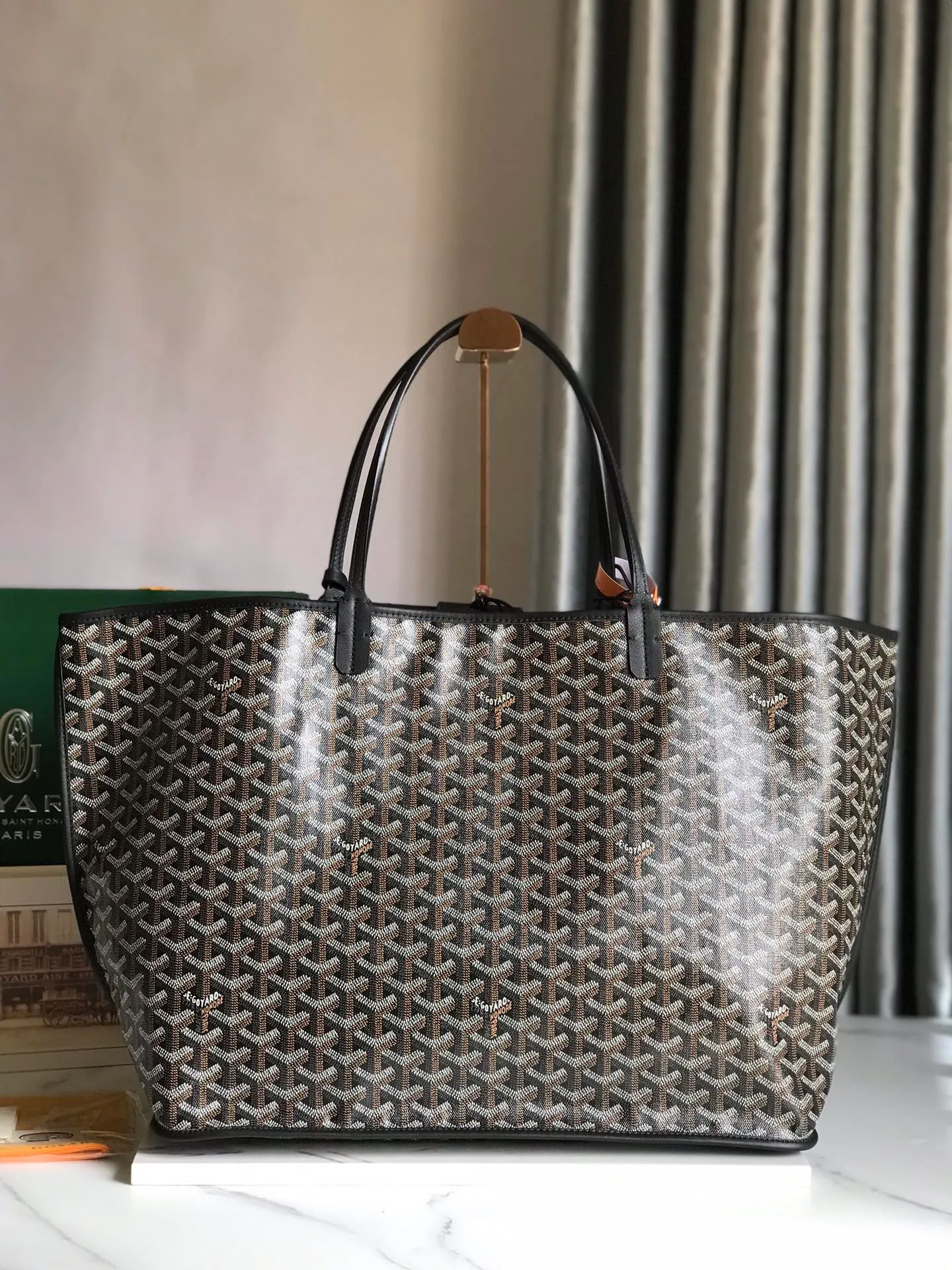 P1500 large size ❤️Reversible Anjou double-sided tote large size ❤️Made of imported matching top-layer calfskin🐂➕Customized Goyardine rain dew cotton and linen➕matching symmetrical pattern😘 Full of high-end sense, any color will look good on the upper body, versatile, unisex.👏 Extra large built-in space, delivery coin purse, upgraded delivery bag with sealing clip, classic 11 colors 🎨black, brown, gray, green, dark blue, light blue, orange, red, burgundy, white, yellow, etc. to choose from! Size: Bag mouth 57cm, bottom 39*height 32*bottom width 19cm 🔎020166