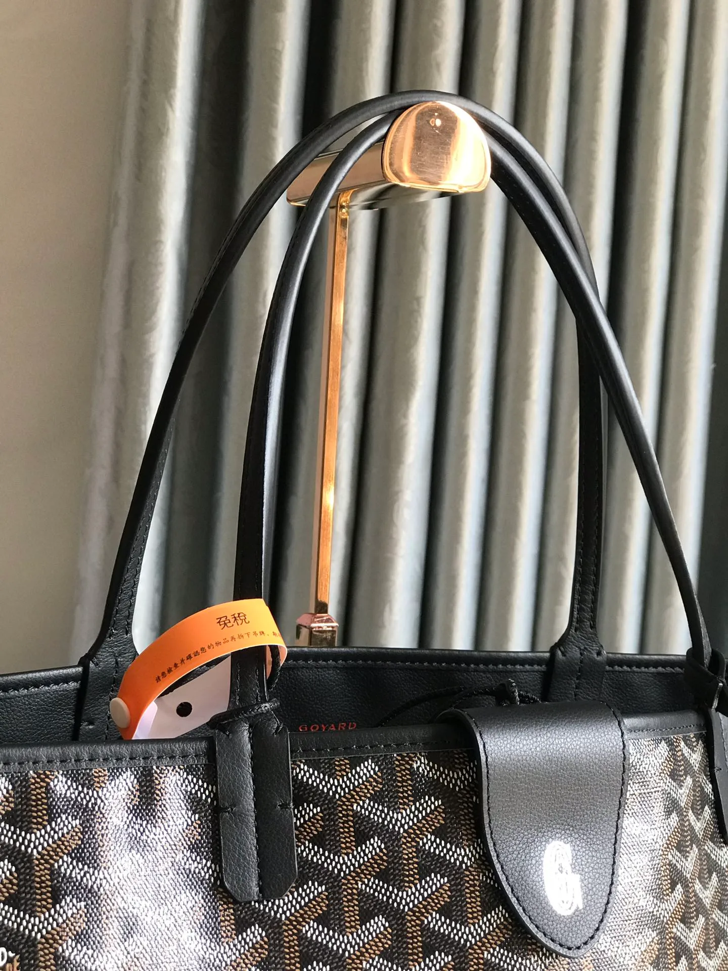 P1500 large size ❤️Reversible Anjou double-sided tote large size ❤️Made of imported matching top-layer calfskin🐂➕Customized Goyardine rain dew cotton and linen➕matching symmetrical pattern😘 Full of high-end sense, any color will look good on the upper body, versatile, unisex.👏 Extra large built-in space, delivery coin purse, upgraded delivery bag with sealing clip, classic 11 colors 🎨black, brown, gray, green, dark blue, light blue, orange, red, burgundy, white, yellow, etc. to choose from! Size: Bag mouth 57cm, bottom 39*height 32*bottom width 19cm 🔎020166