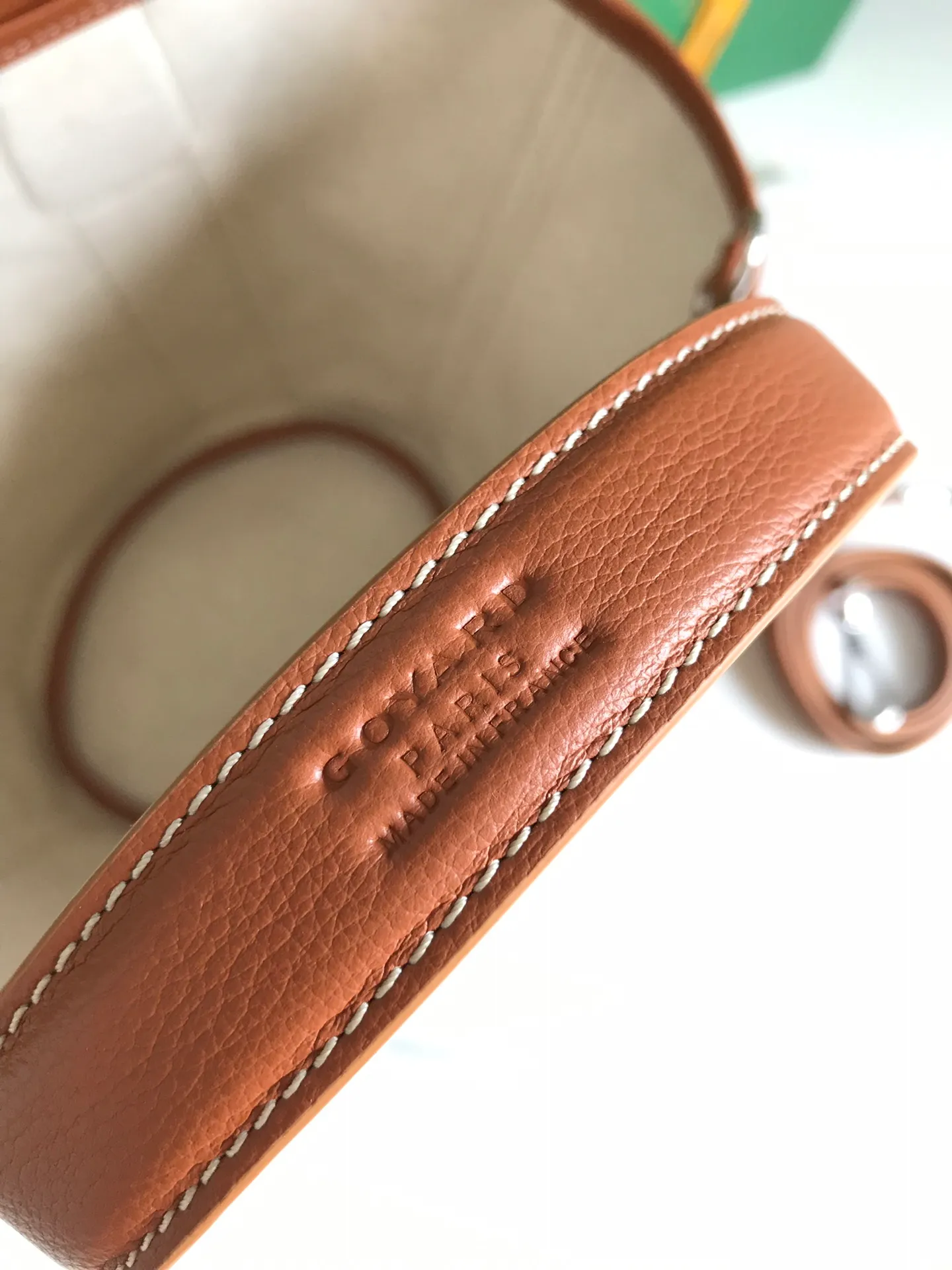 The 660💝BELHARRA small bag is the perfect companion for vacations in the sun. Its iconic bucket shape and large opening design make it easy to put in daily necessities. Whether on the beach or on the city road, this special edition bag can be easily carried by hand or carried on the shoulder. The calfskin leather shoulder strap is detachable. 11 classic colors are combined with two different hearts. The small love style makes the bag more unique and playful. The ribbon love style makes the bag more novel, soft and smart. Size: 18*14 (bottom width) *24 (height) 🔎120230