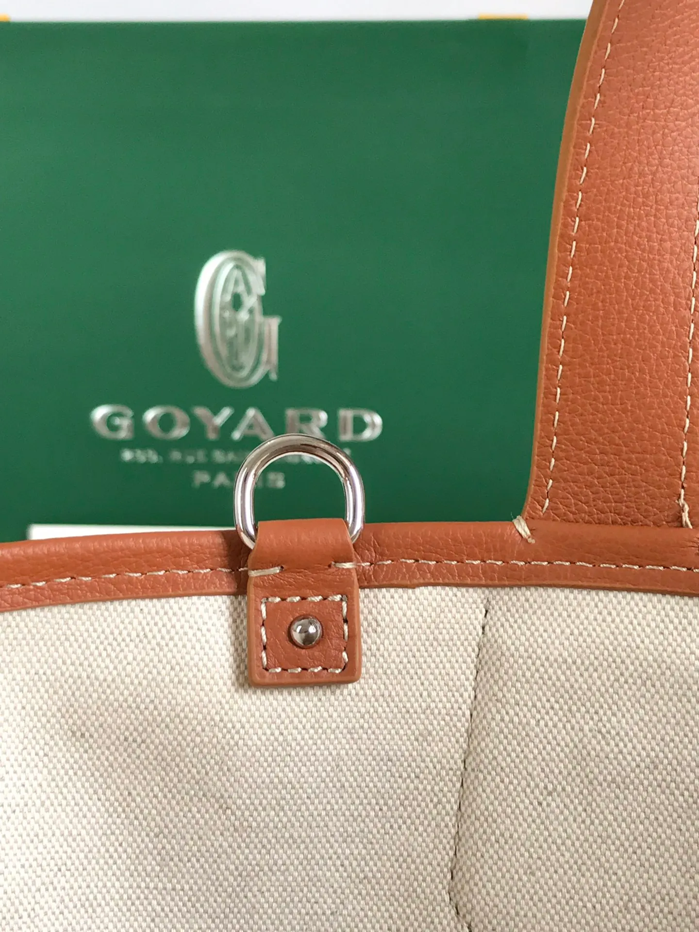 The 660💝BELHARRA small bag is the perfect companion for vacations in the sun. Its iconic bucket shape and large opening design make it easy to put in daily necessities. Whether on the beach or on the city road, this special edition bag can be easily carried by hand or carried on the shoulder. The calfskin leather shoulder strap is detachable. 11 classic colors are combined with two different hearts. The small love style makes the bag more unique and playful. The ribbon love style makes the bag more novel, soft and smart. Size: 18*14 (bottom width) *24 (height) 🔎120230