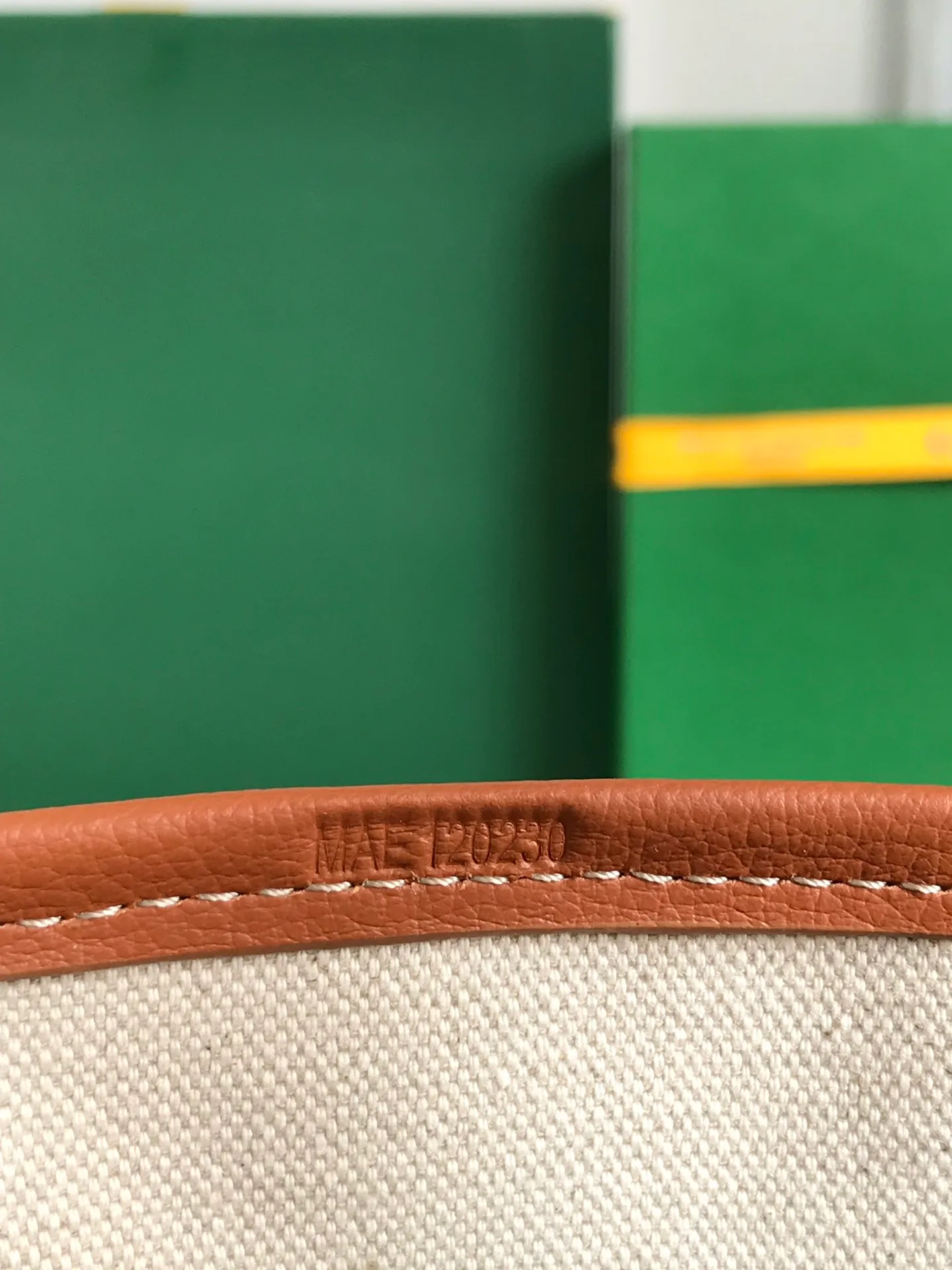 The 660💝BELHARRA small bag is the perfect companion for vacations in the sun. Its iconic bucket shape and large opening design make it easy to put in daily necessities. Whether on the beach or on the city road, this special edition bag can be easily carried by hand or carried on the shoulder. The calfskin leather shoulder strap is detachable. 11 classic colors are combined with two different hearts. The small love style makes the bag more unique and playful. The ribbon love style makes the bag more novel, soft and smart. Size: 18*14 (bottom width) *24 (height) 🔎120230