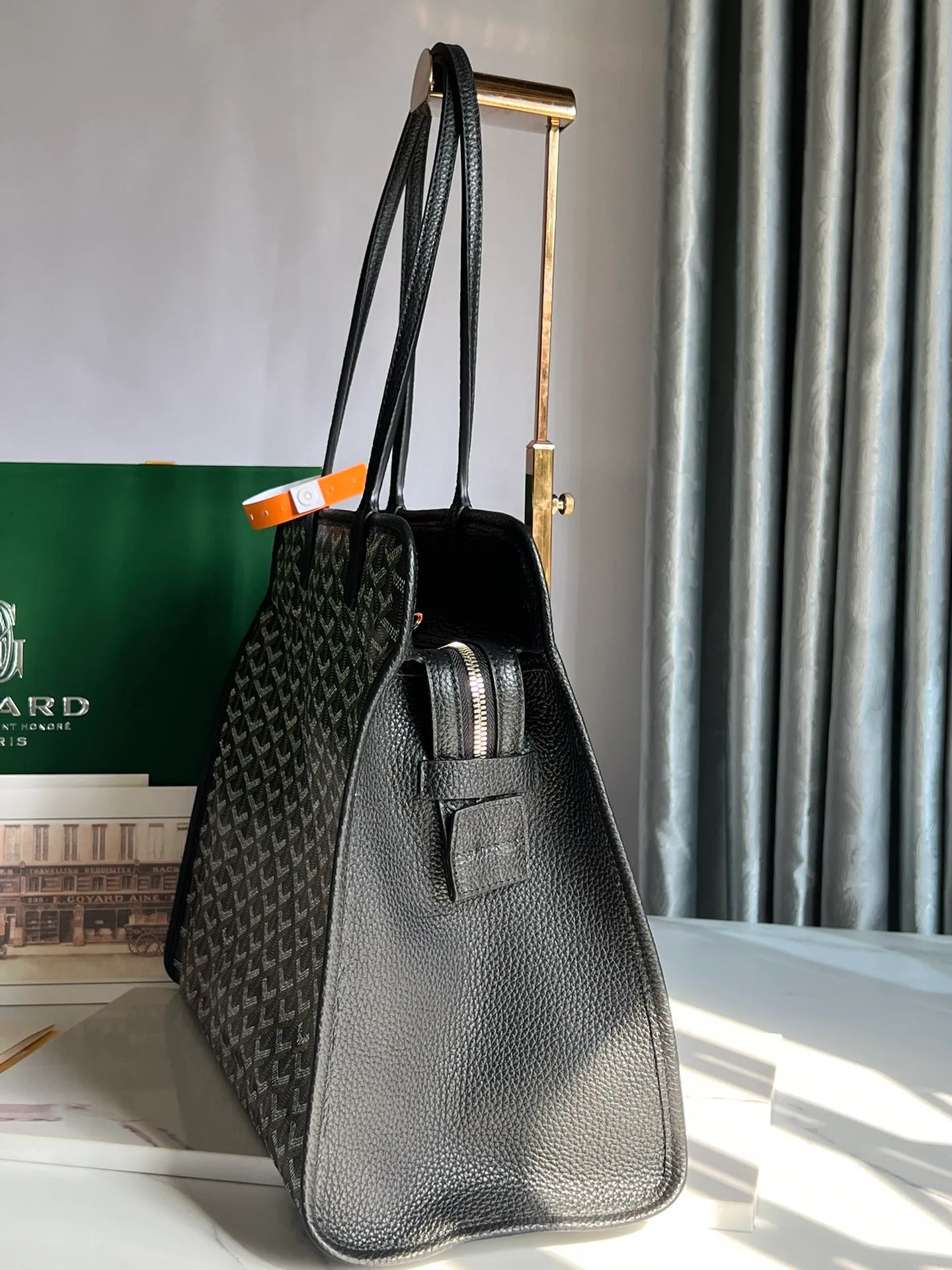 p1700 💝Hardy small commuter bag is back again. The Hardy bag has canceled the cat head design on one side of the old version, and has been upgraded to become our daily portable commuter bag. It is full of French elegance and more ladylike. The zippered version is more secure and secretive, has large capacity and is lightweight. 🉑️Foldable, it comes with a small purse inside, and the removable pad can maintain the bottom shape even when computer files are placed. It is the best choice for commuting or mommy bags. Size: 40cm×17cm×31cm 020176