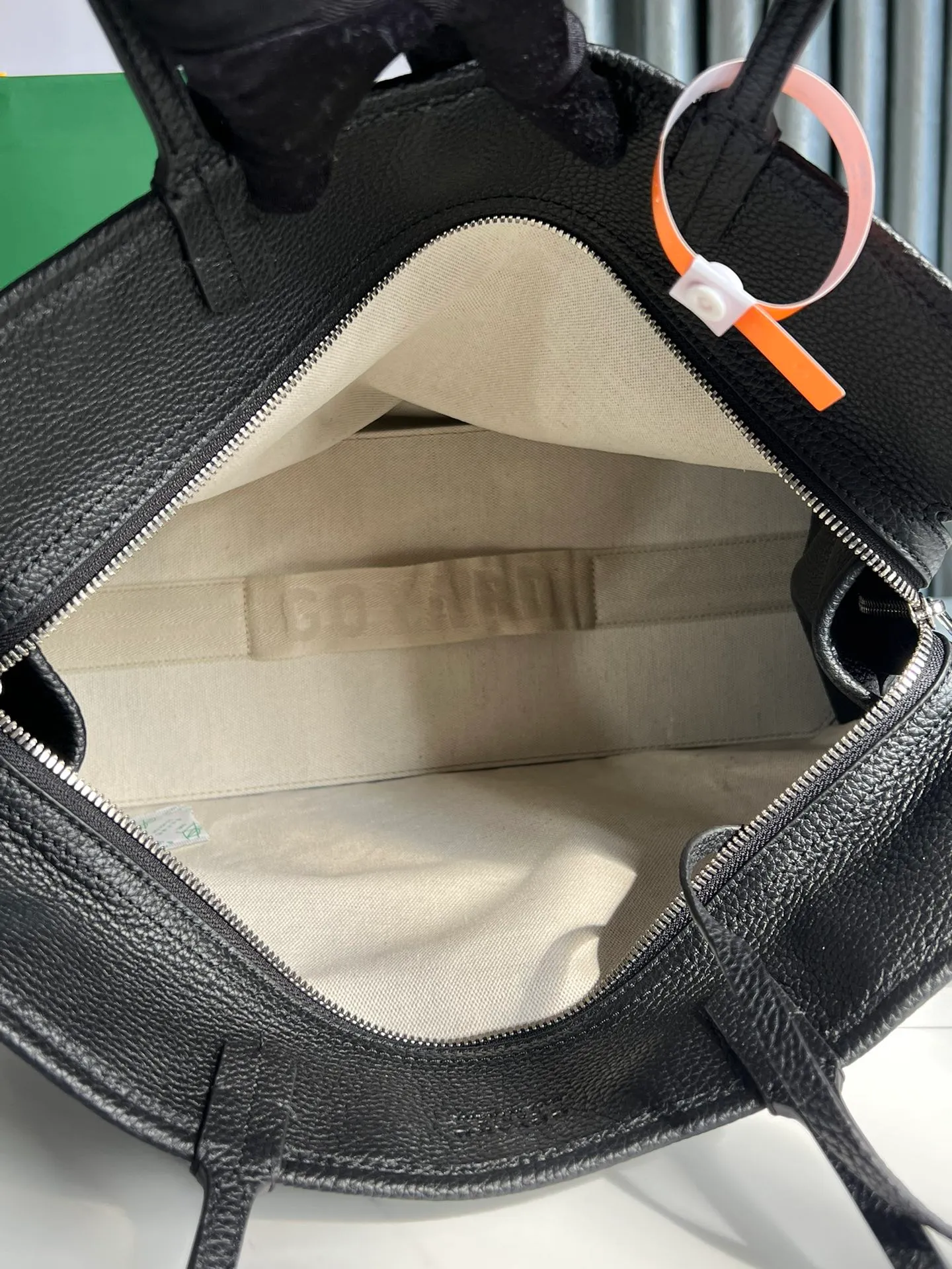 p1700 💝Hardy small commuter bag is back again. The Hardy bag has canceled the cat head design on one side of the old version, and has been upgraded to become our daily portable commuter bag. It is full of French elegance and more ladylike. The zippered version is more secure and secretive, has large capacity and is lightweight. 🉑️Foldable, it comes with a small purse inside, and the removable pad can maintain the bottom shape even when computer files are placed. It is the best choice for commuting or mommy bags. Size: 40cm×17cm×31cm 020176