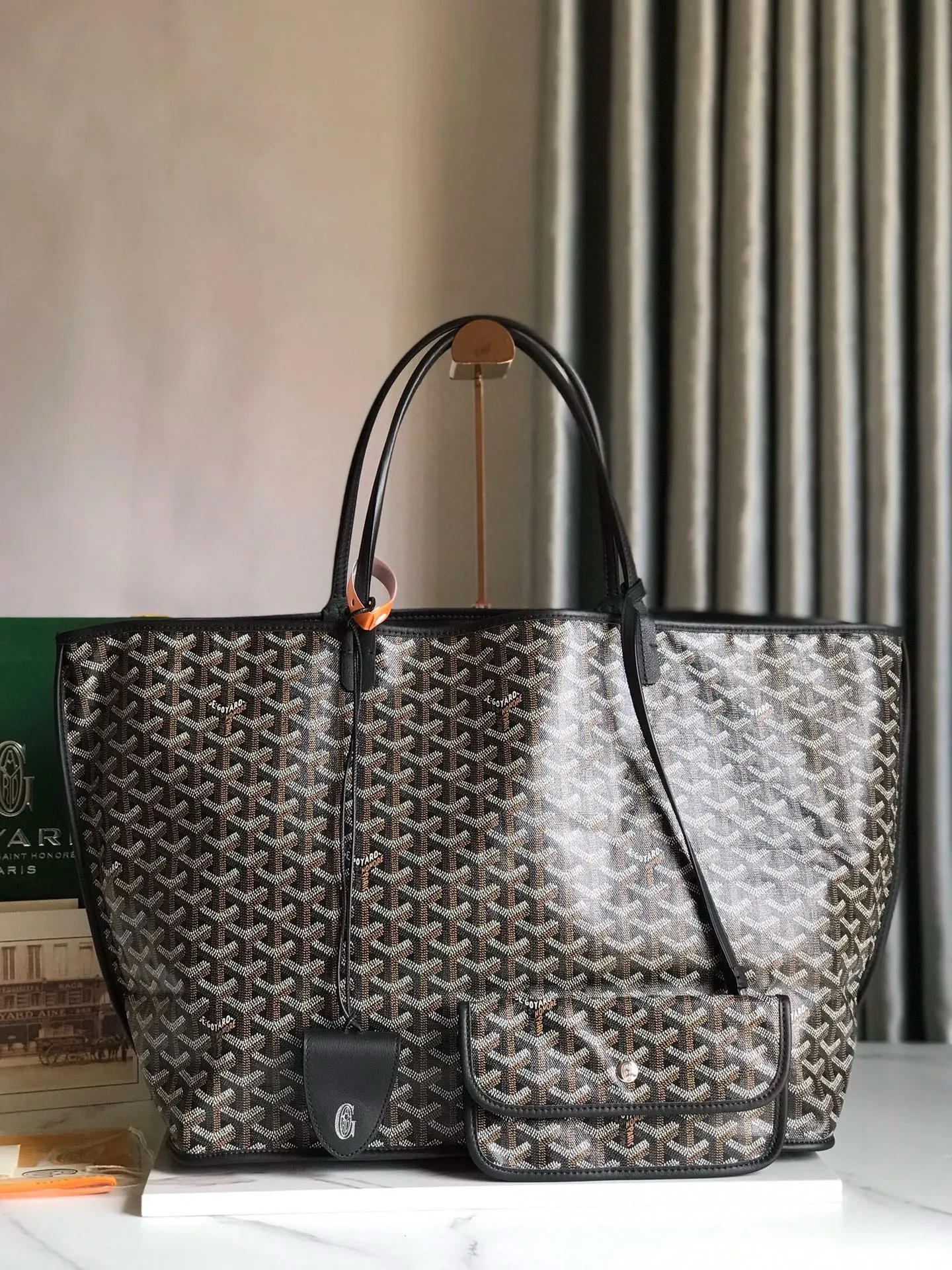 P1500 large size ❤️Reversible Anjou double-sided tote large size ❤️Made of imported matching top-layer calfskin🐂➕Customized Goyardine rain dew cotton and linen➕matching symmetrical pattern😘 Full of high-end sense, any color will look good on the upper body, versatile, unisex.👏 Extra large built-in space, delivery coin purse, upgraded delivery bag with sealing clip, classic 11 colors 🎨black, brown, gray, green, dark blue, light blue, orange, red, burgundy, white, yellow, etc. to choose from! Size: Bag mouth 57cm, bottom 39*height 32*bottom width 19cm 🔎020166