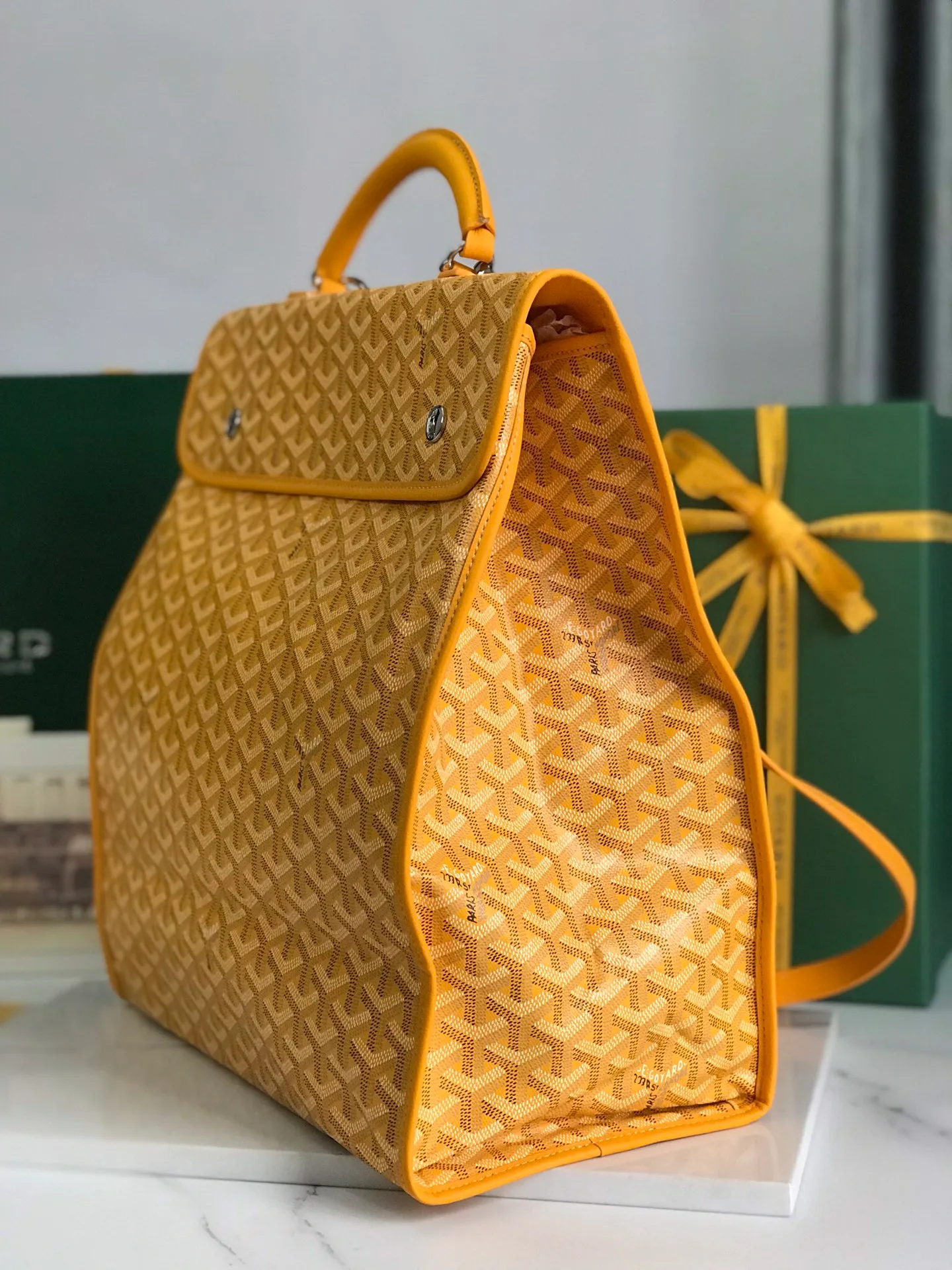 720❤️Goyard Saint Leger folding backpack The Saint Leger bag follows Goyard's consistent principles of modular design and functionality. It has a large internal space and is equipped with a detachable and adjustable shoulder strap. It can be cleverly converted into a briefcase or backpack. It is an indispensable and excellent companion for daily travel❤️ Size: 33*35*16cm 🔎: 020318/020191